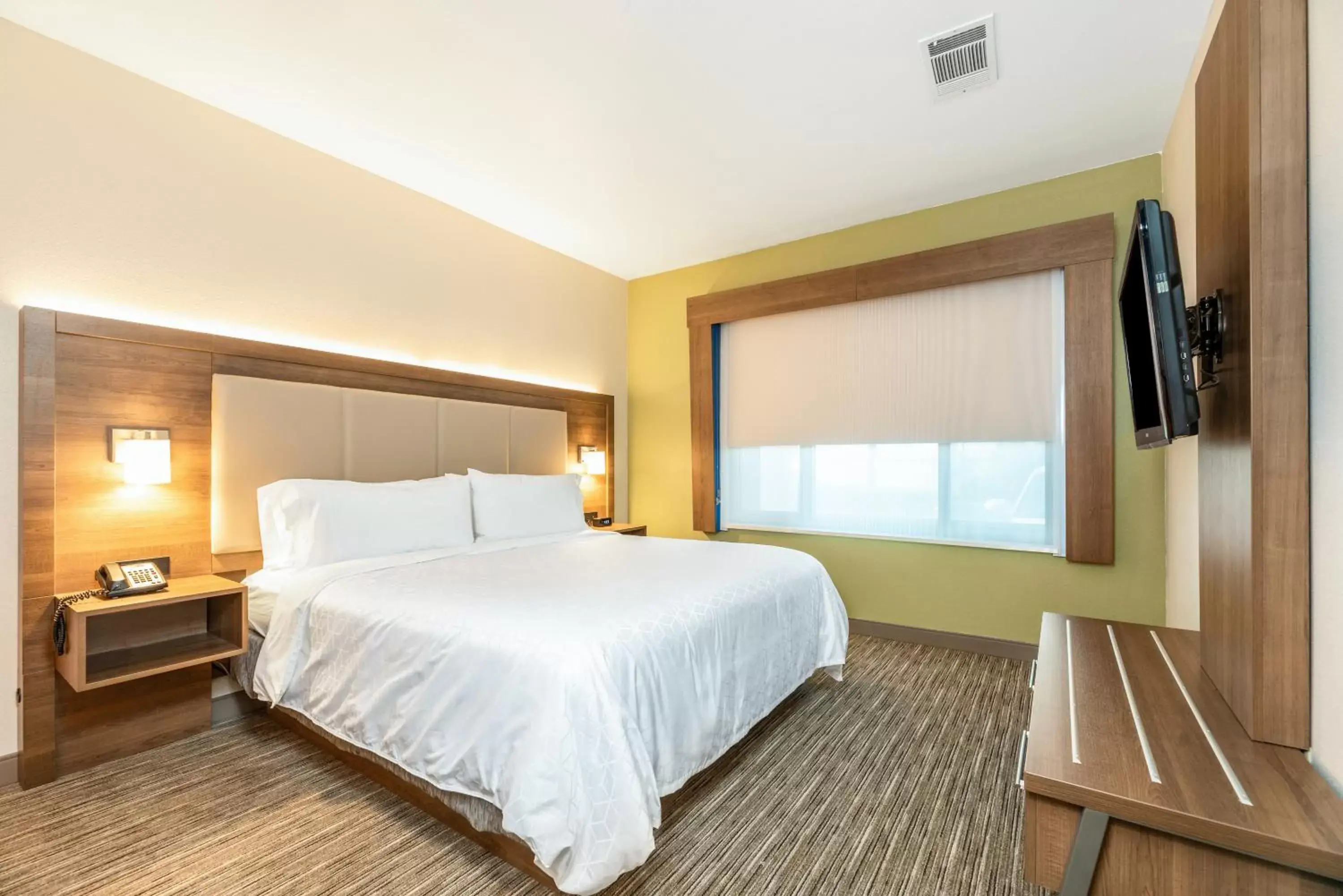 Bedroom, Bed in Holiday Inn Express Fremont - Milpitas Central, an IHG Hotel