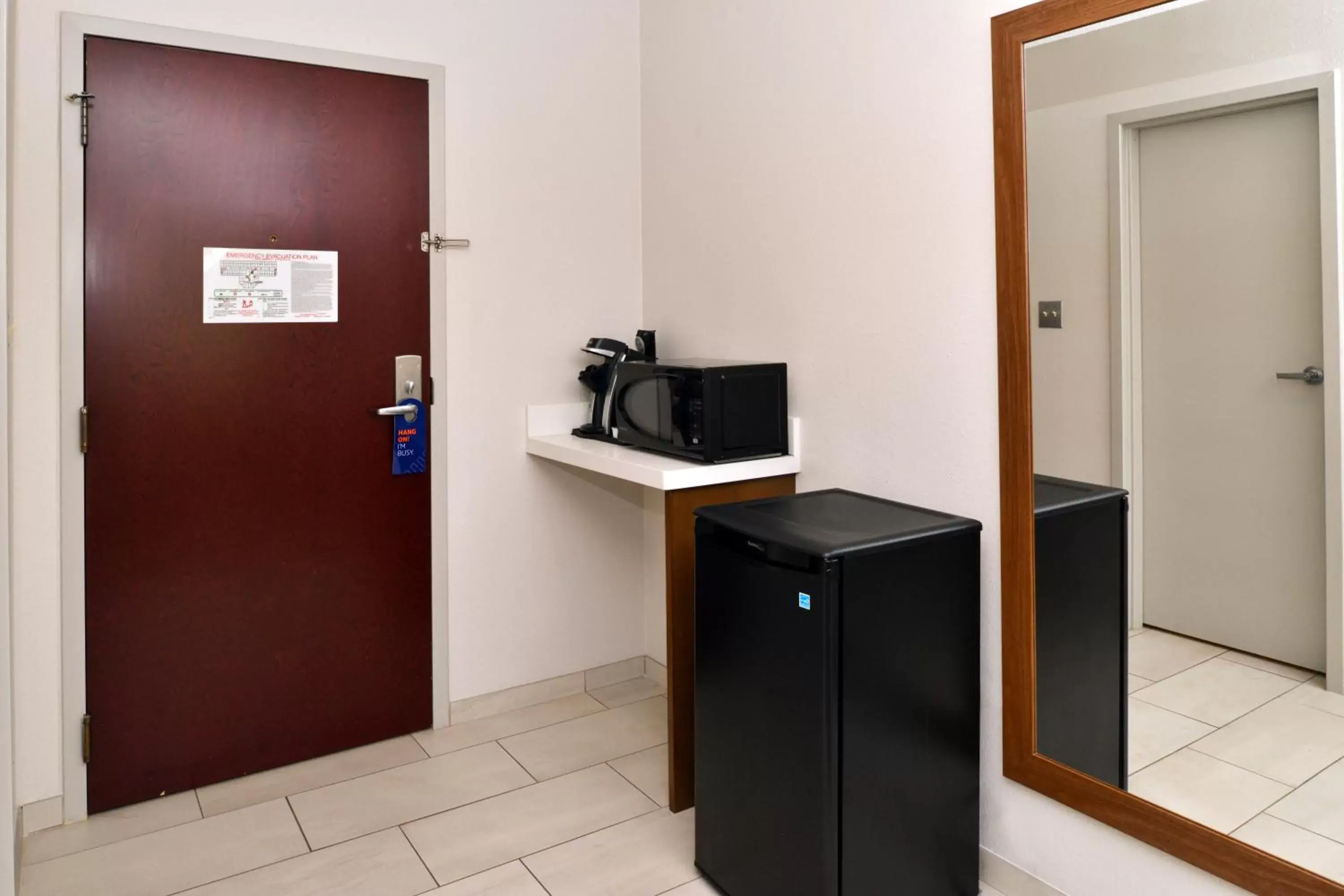 Kitchen or kitchenette, TV/Entertainment Center in Holiday Inn Express Blowing Rock South, an IHG Hotel