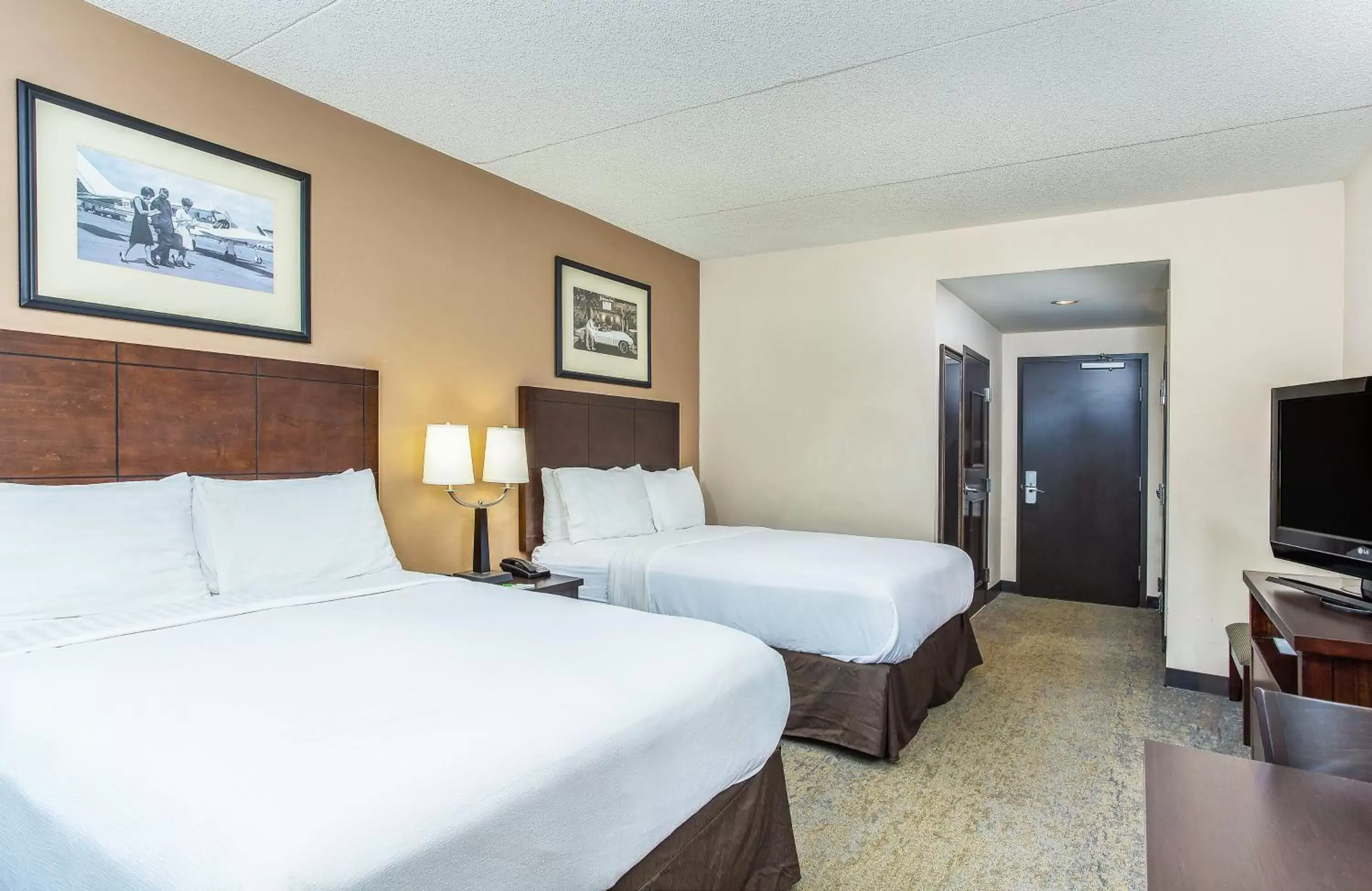 Photo of the whole room, Bed in Holiday Inn Louisville Airport - Fair/Expo, an IHG Hotel