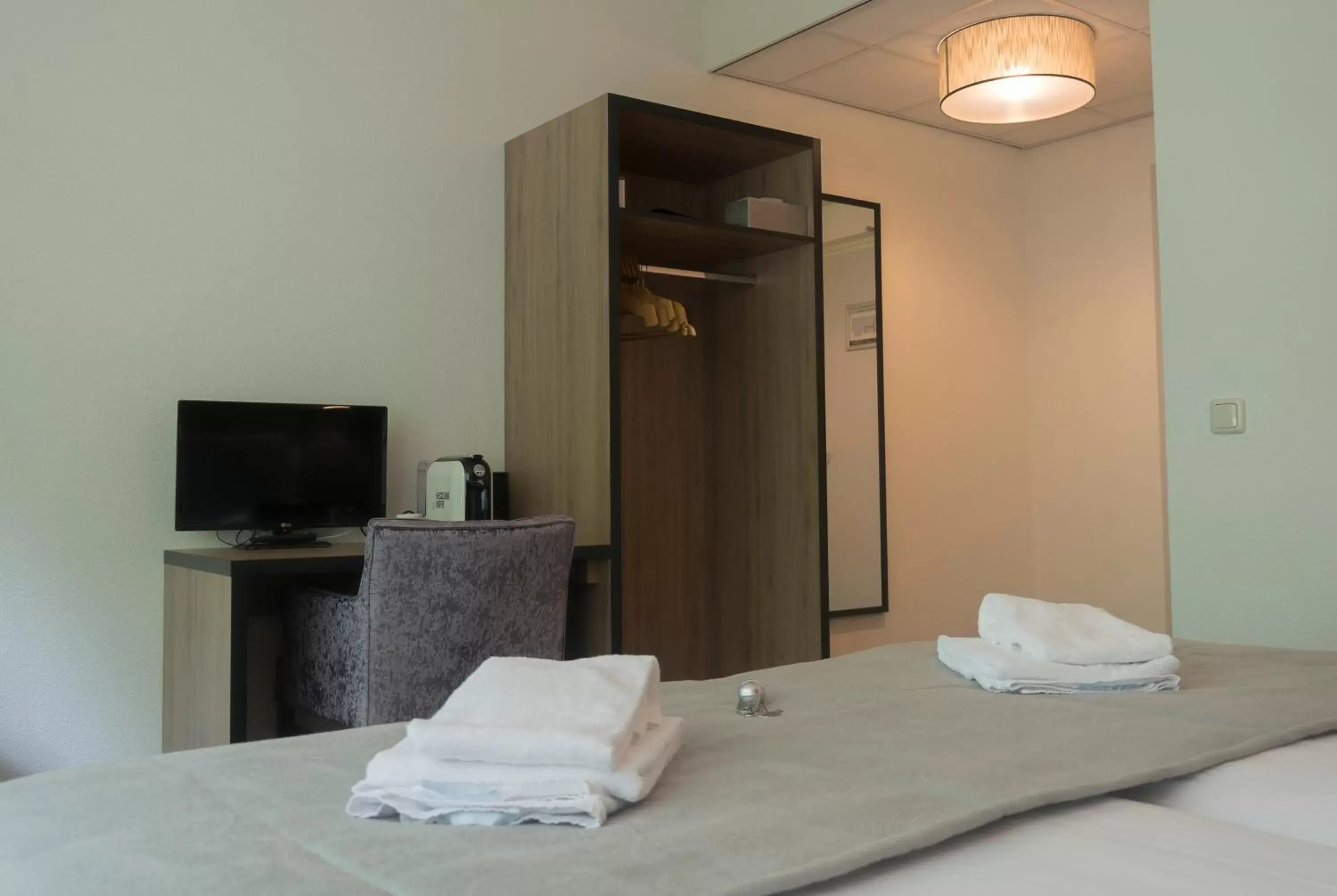 Bedroom, TV/Entertainment Center in Hotel & Restaurant Wildthout