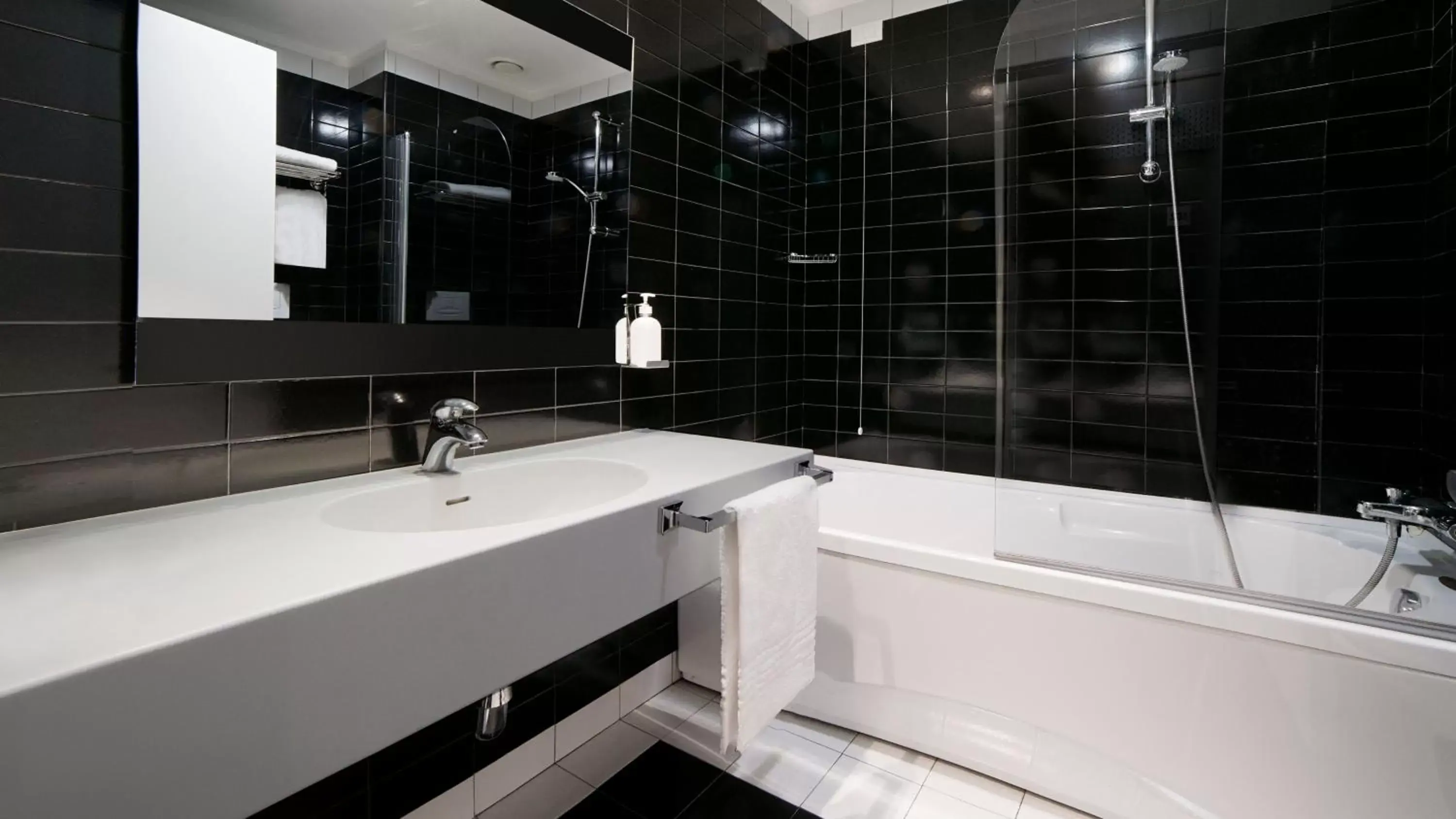 Photo of the whole room, Bathroom in Holiday Inn Nola - Naples Vulcano Buono, an IHG Hotel