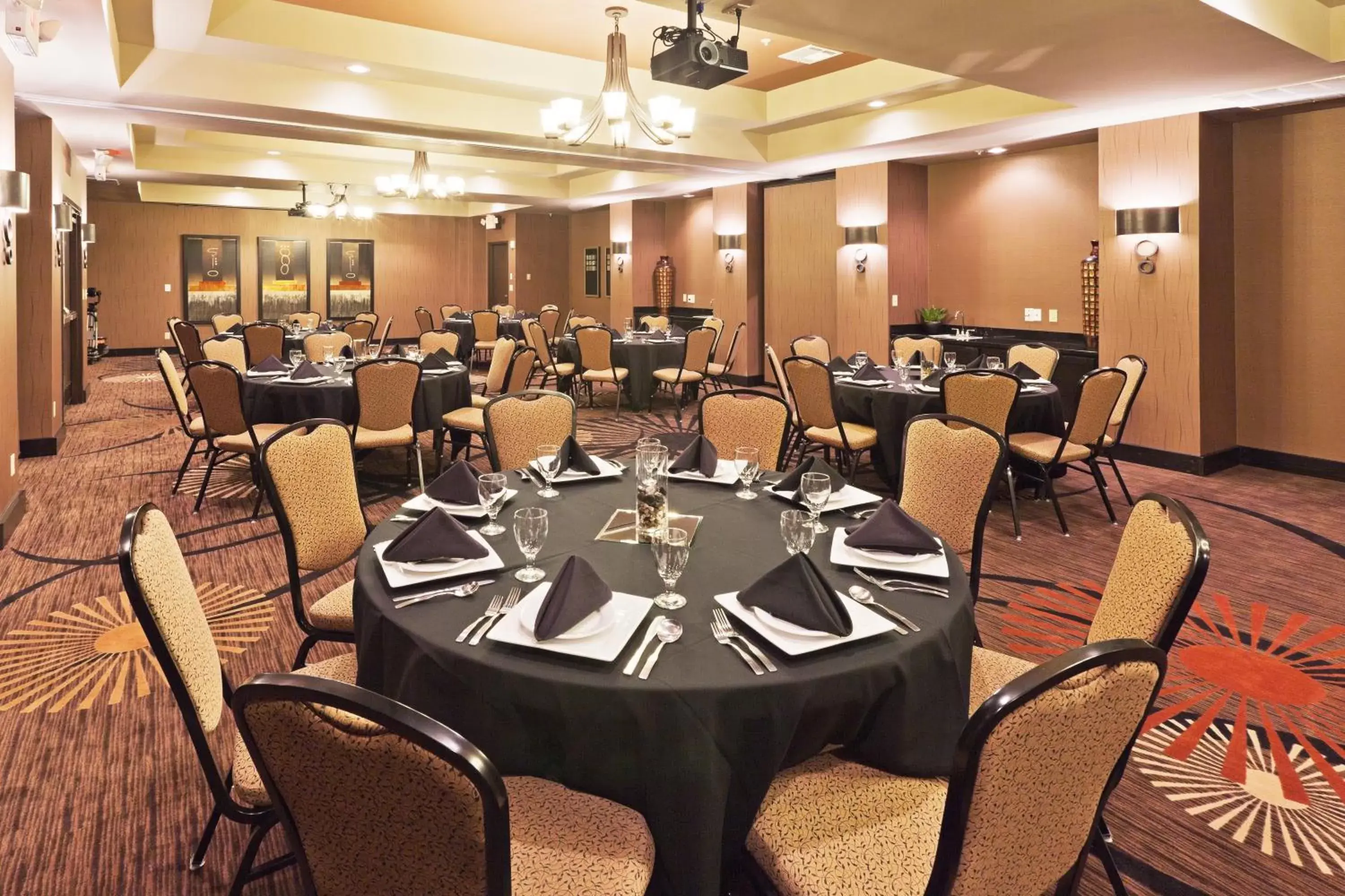 Banquet/Function facilities, Restaurant/Places to Eat in Holiday Inn Hotel & Suites Tulsa South, an IHG Hotel