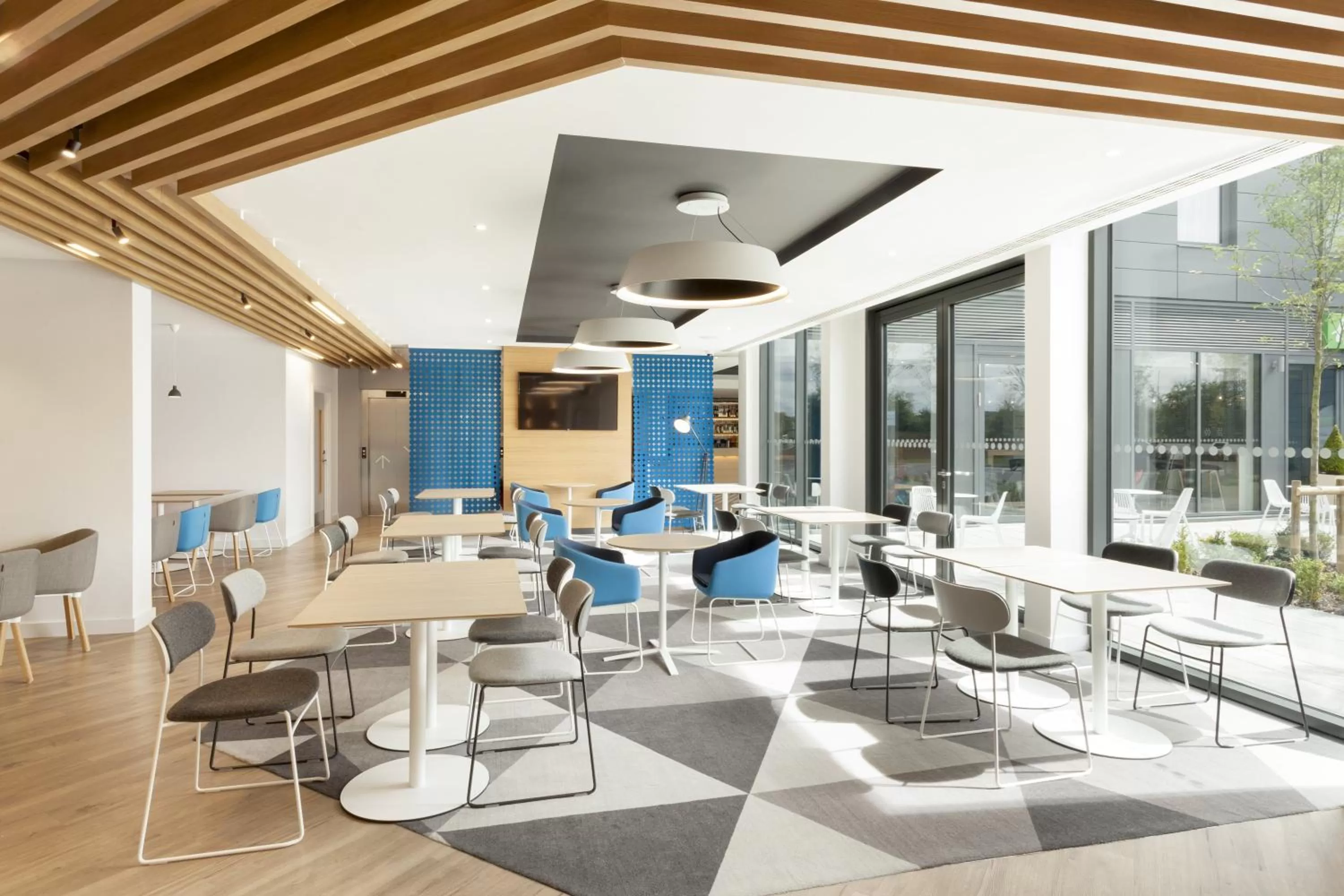 Restaurant/places to eat in Holiday Inn Express St. Albans - M25, Jct.22