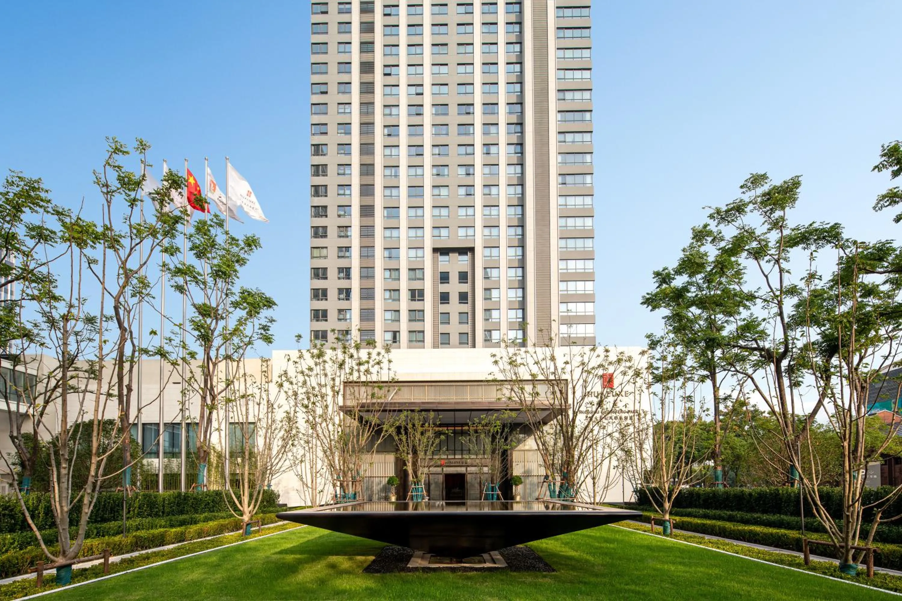Property building in HUALUXE Shanghai Changfeng Park - Park Lake View
