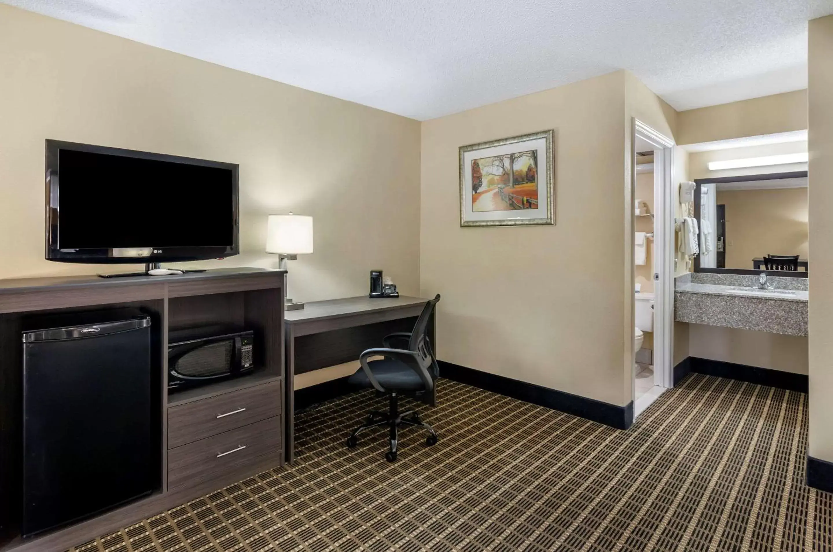 Bedroom, TV/Entertainment Center in Quality Inn