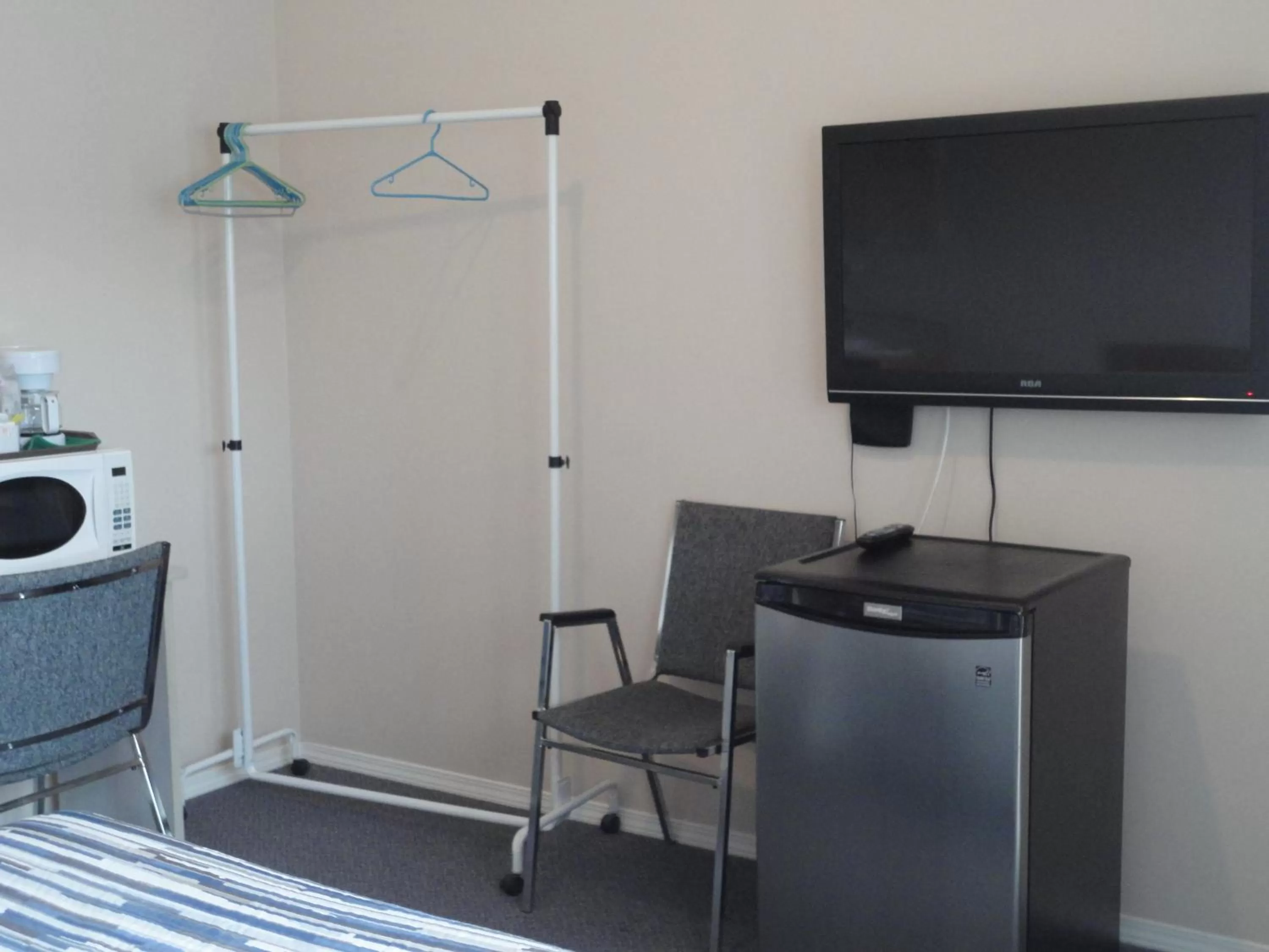 TV and multimedia, TV/Entertainment Center in Apple Tree Inn