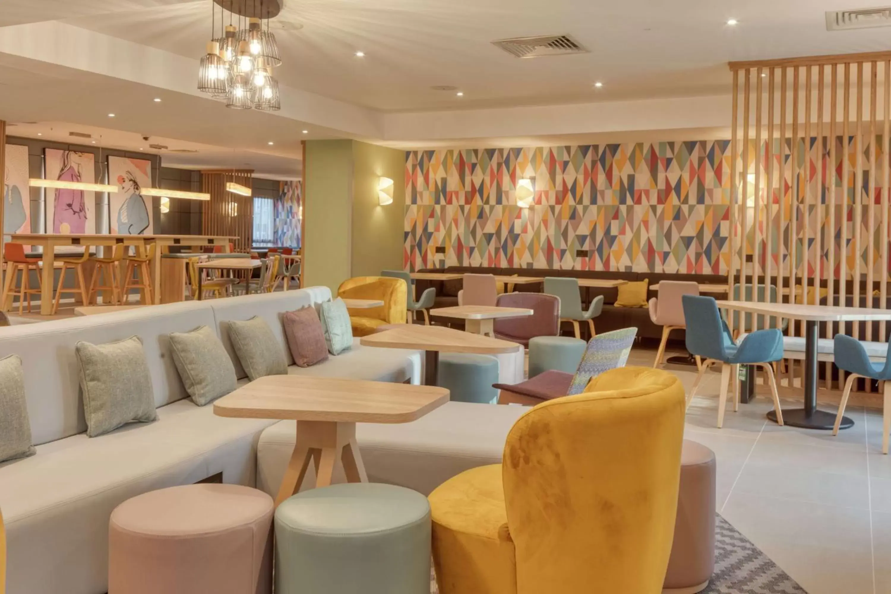 Lobby or reception, Lounge/Bar in Hampton by Hilton Corby