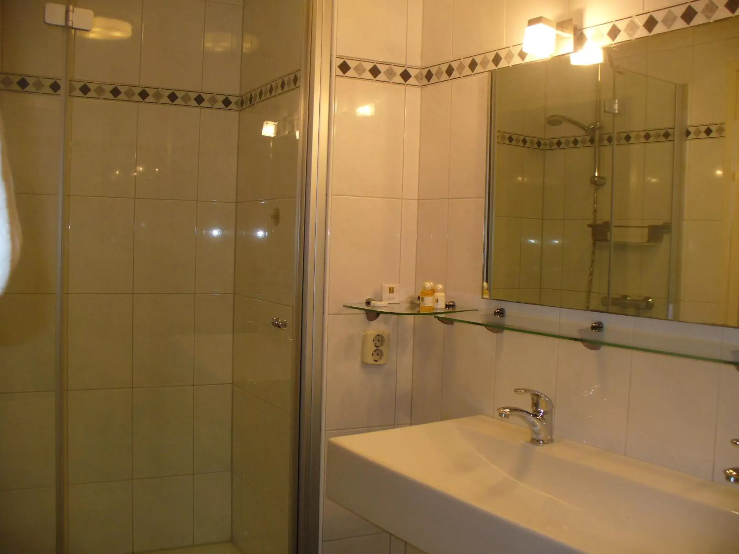 Shower, Bathroom in Hotel de Vischpoorte, hartje Deventer en aan de IJssel