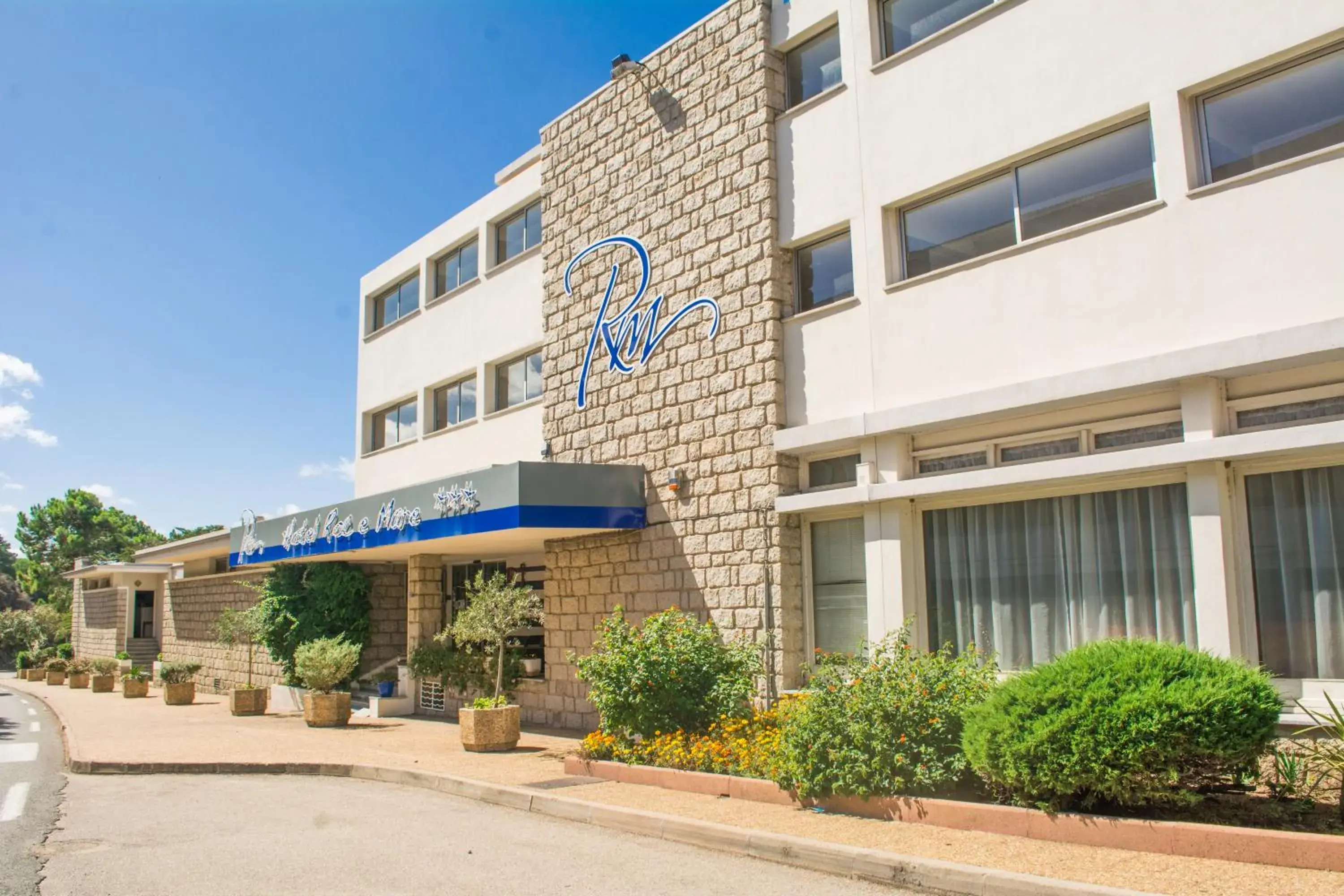 Facade/entrance in Hotel Roc E Mare Facade/entrance in Hotel Roc E Mare