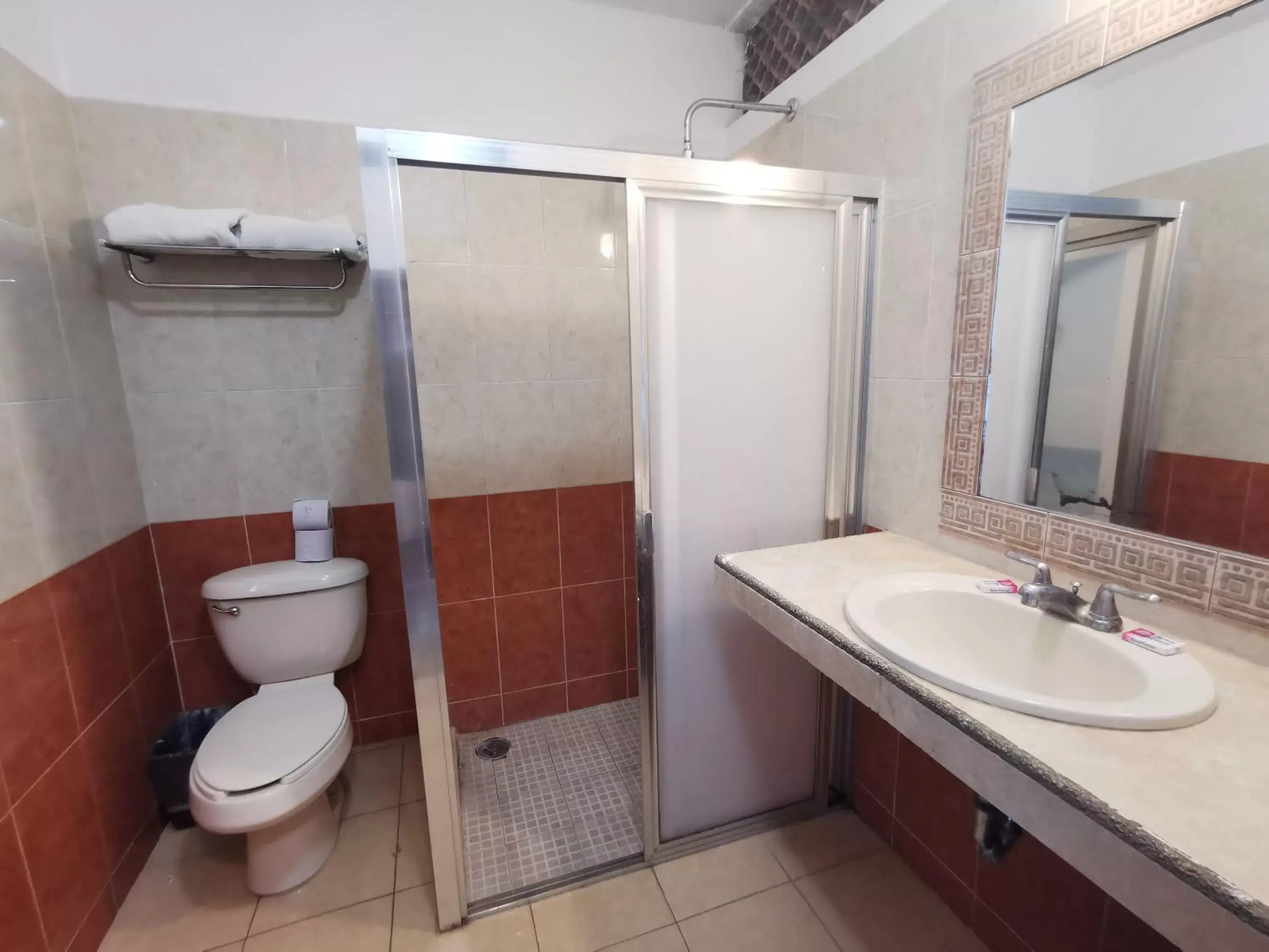 Shower, Bathroom in Hotel Las Dalias Inn