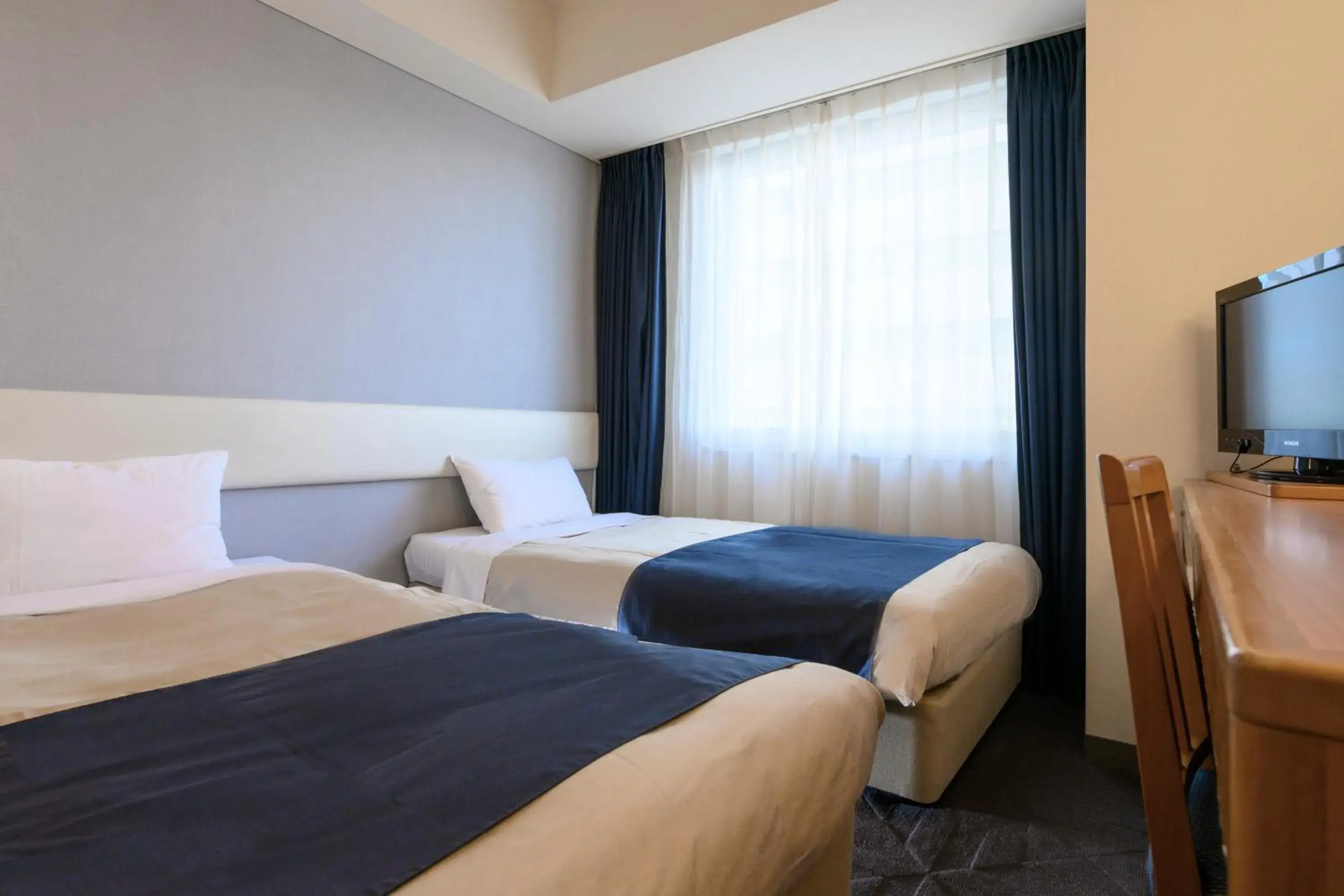 Photo of the whole room, Bed in Yokohama Sakuragicho Washington Hotel