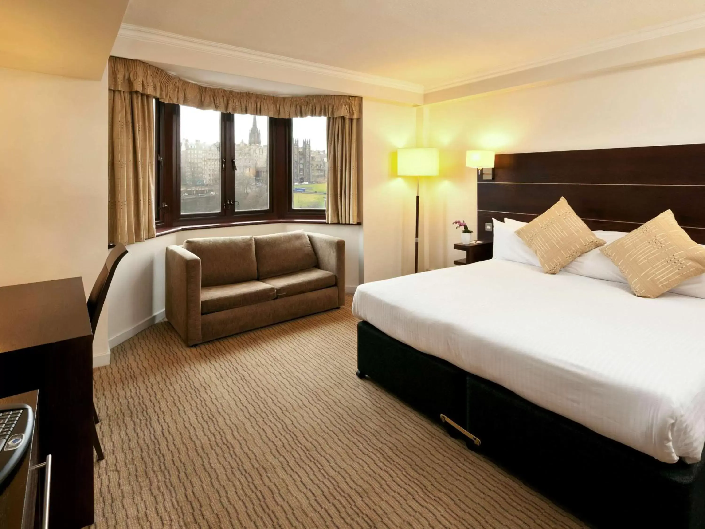 Photo of the whole room, Bed in Mercure Edinburgh City - Princes Street Hotel