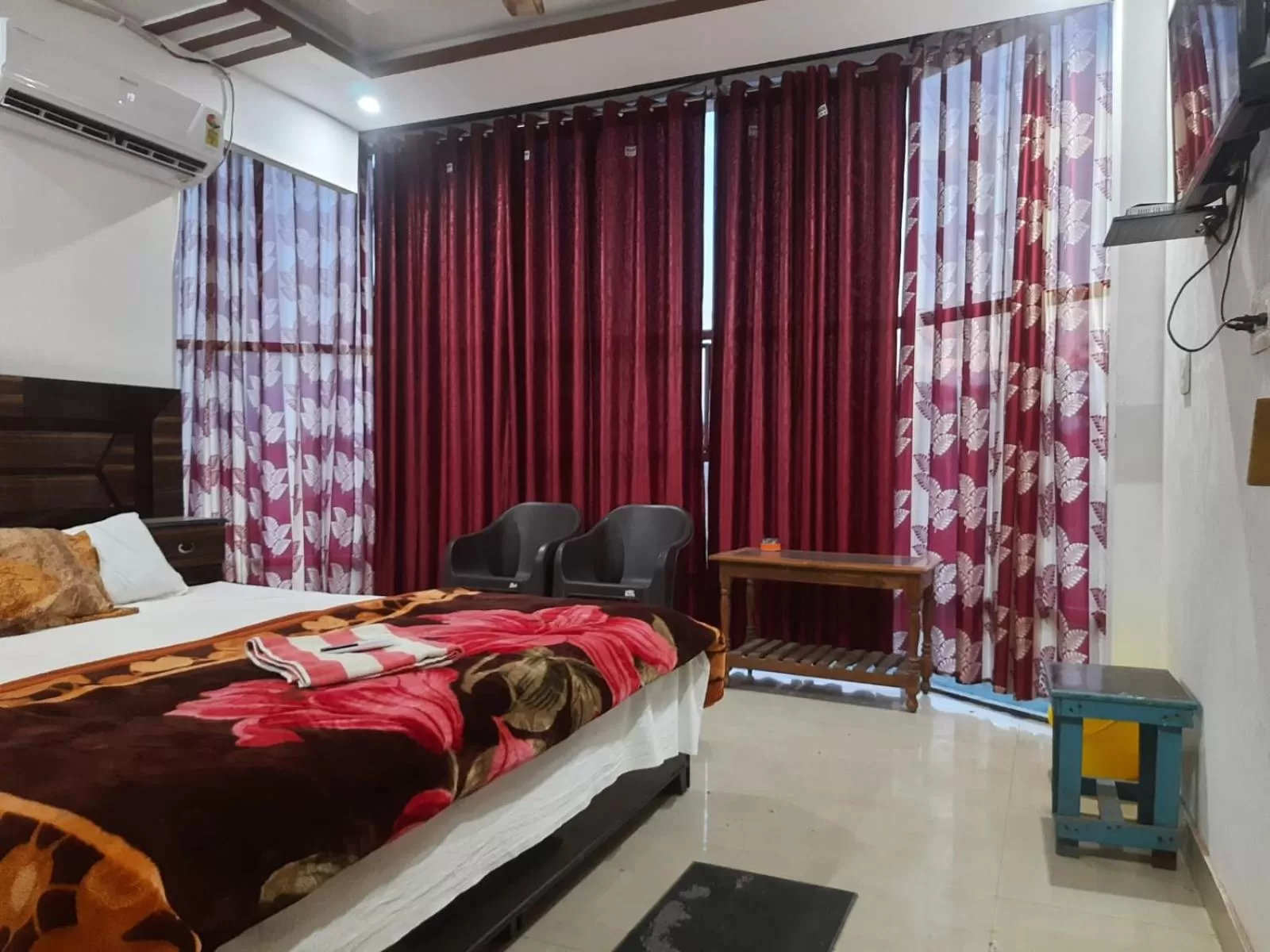 Bed in STAYMAKER Hotel Raj Ganga