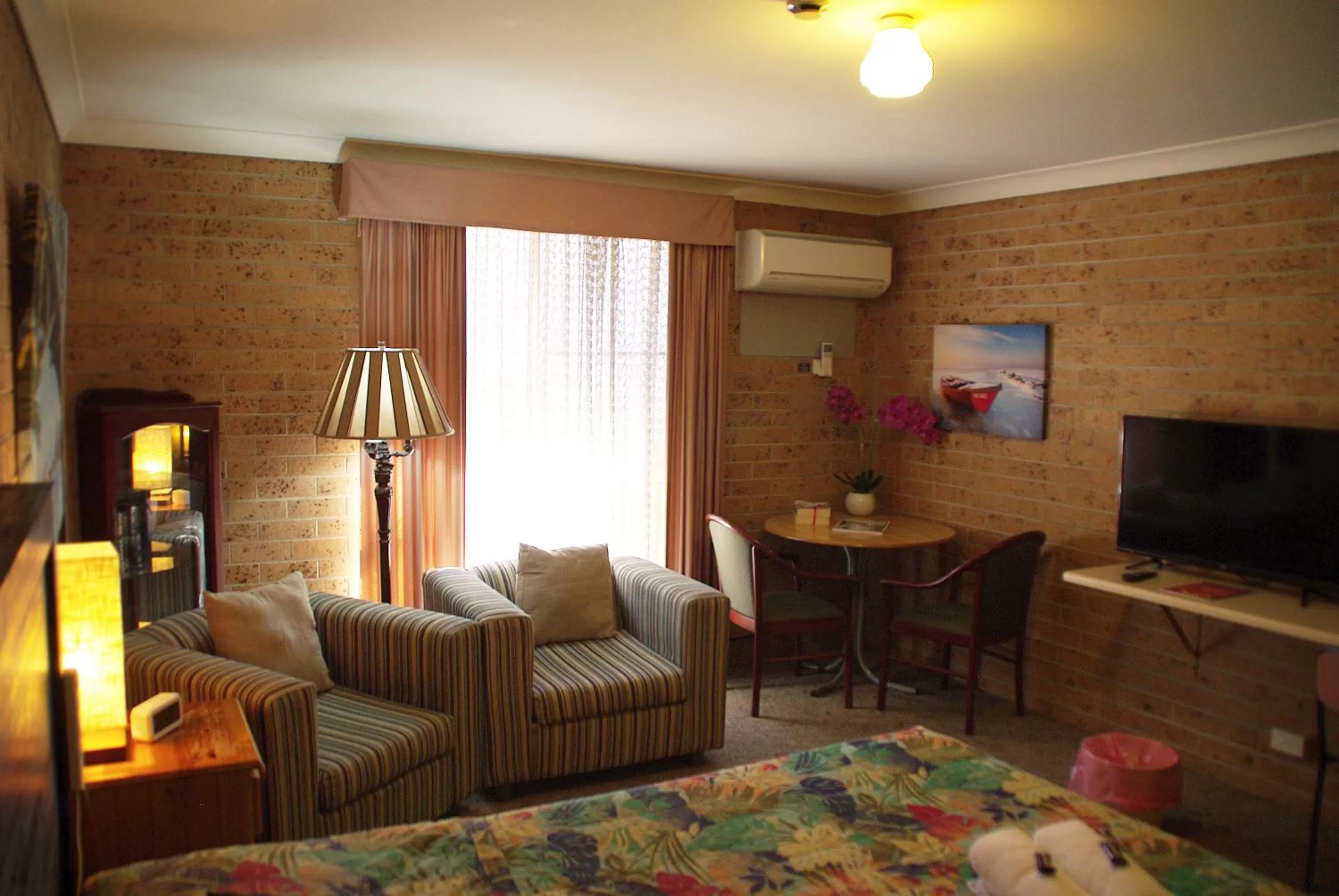 Living room in White Lanterns Motel