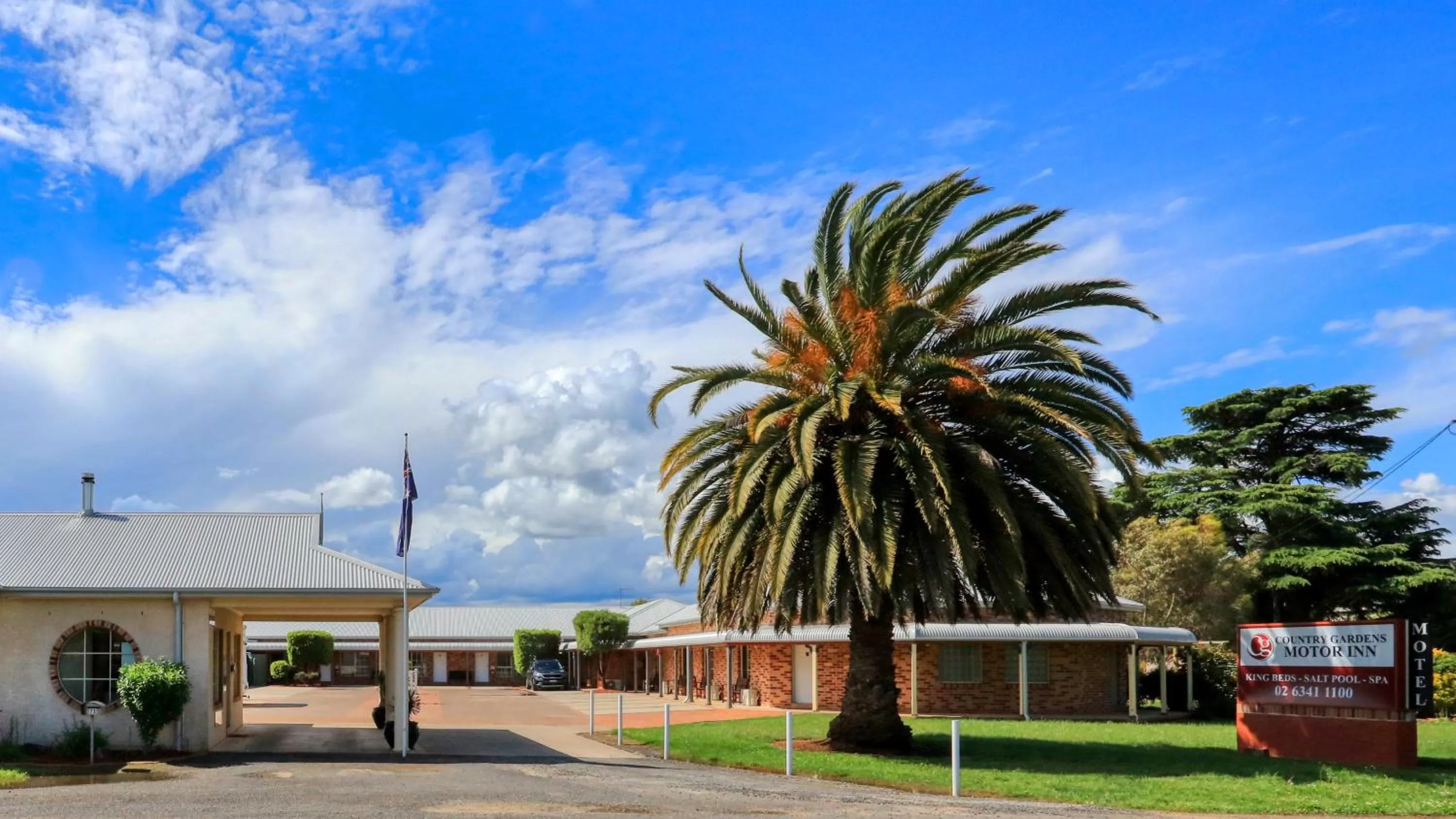 Facade/entrance in Country Gardens Motor Inn