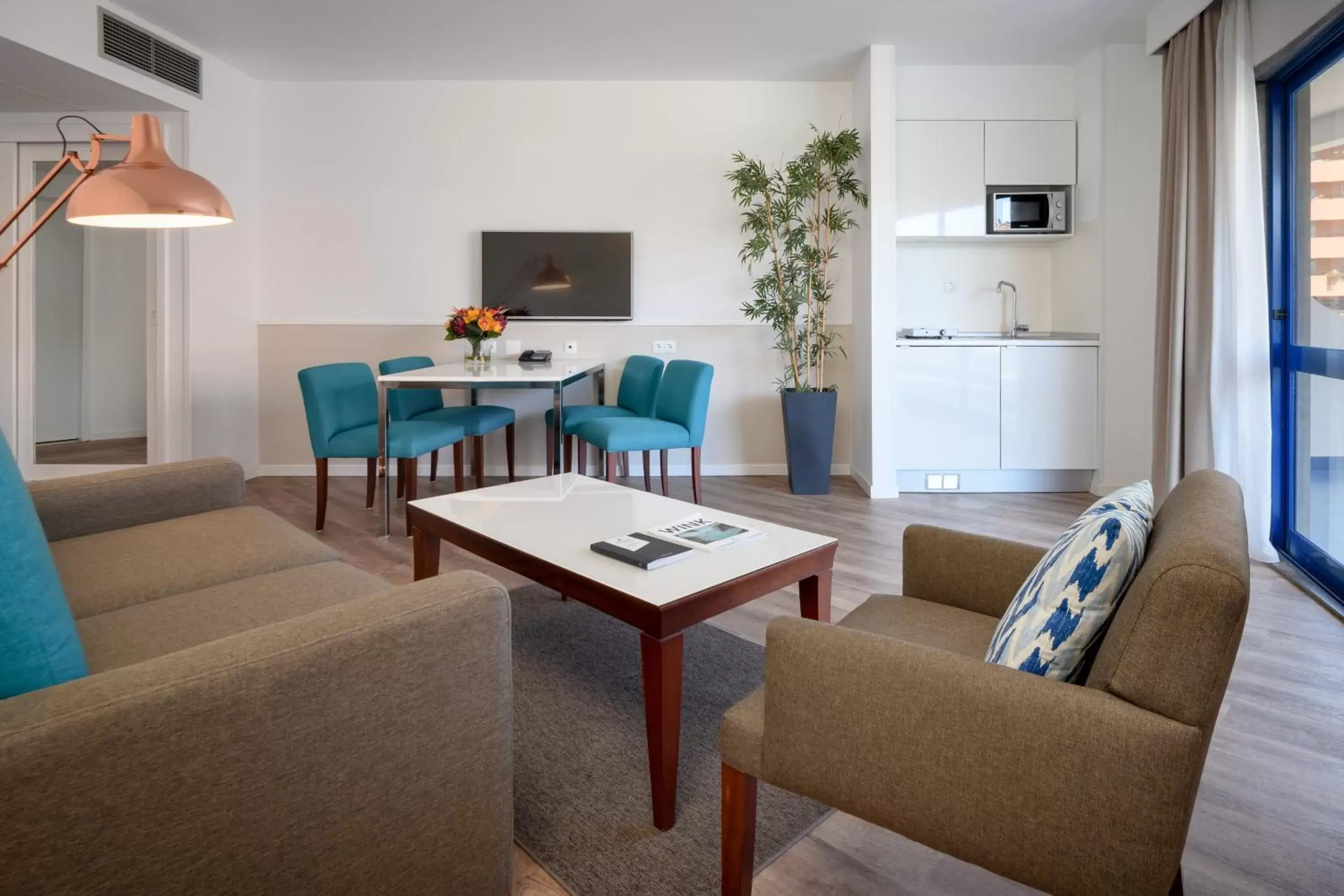 Kitchen or kitchenette, Seating Area in Hotel Pestana Cascais Ocean & Conference Aparthotel
