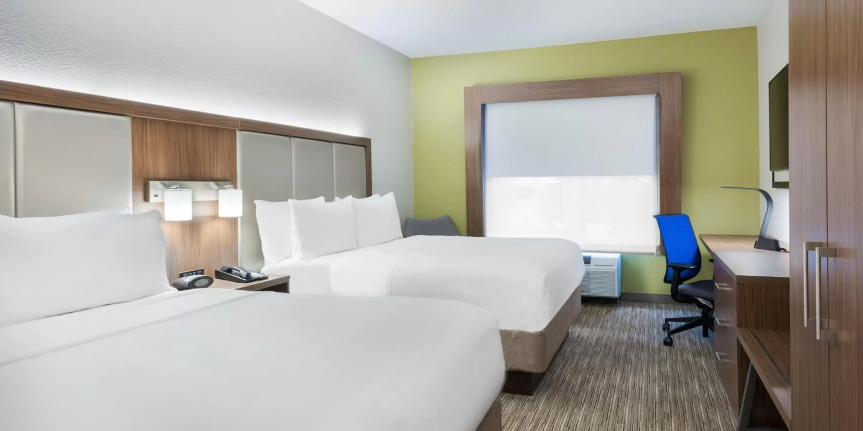 Bed in Holiday Inn Express & Suites Heath - Newark, an IHG Hotel