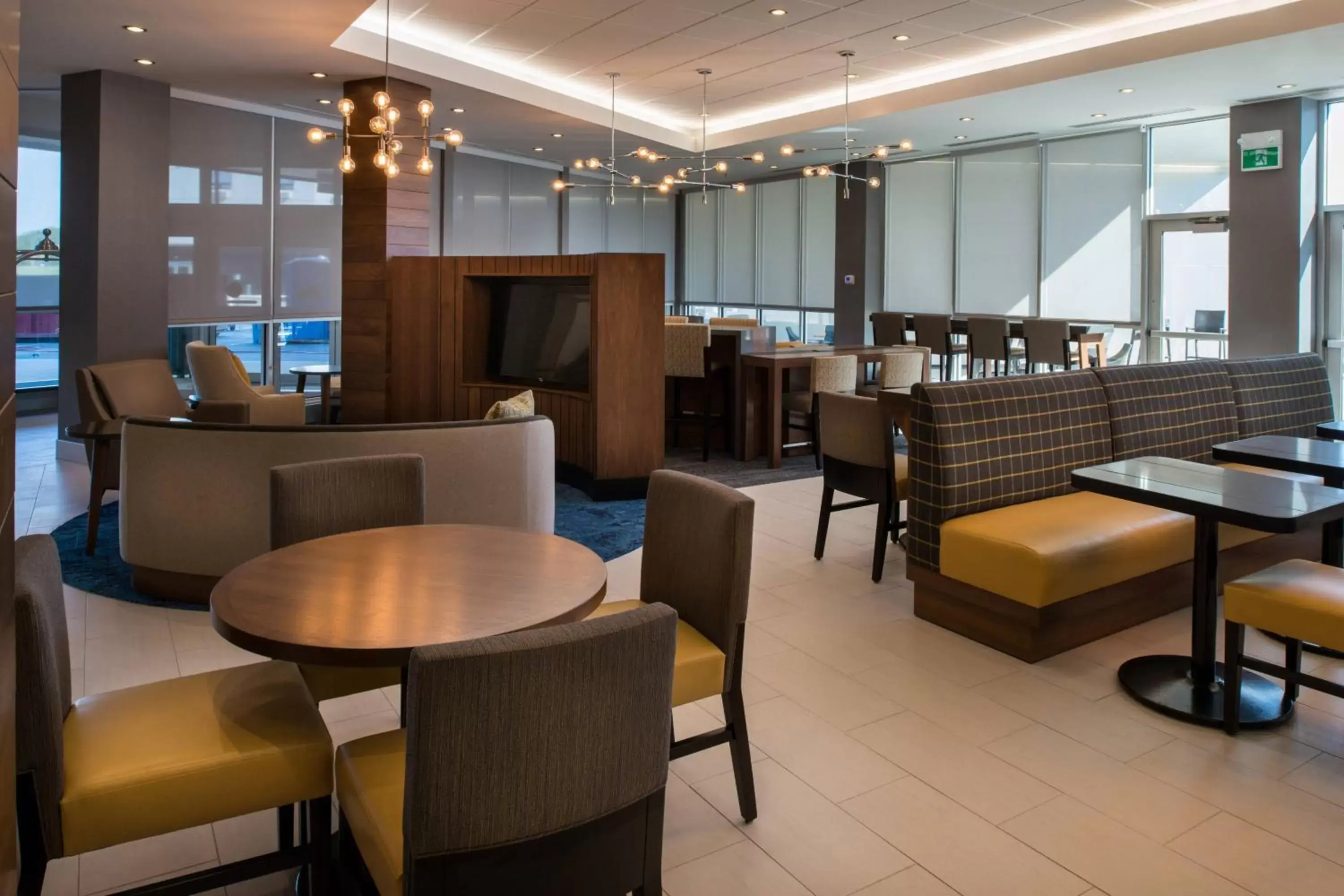 Breakfast, Lounge/Bar in TownePlace Suites by Marriott Saskatoon