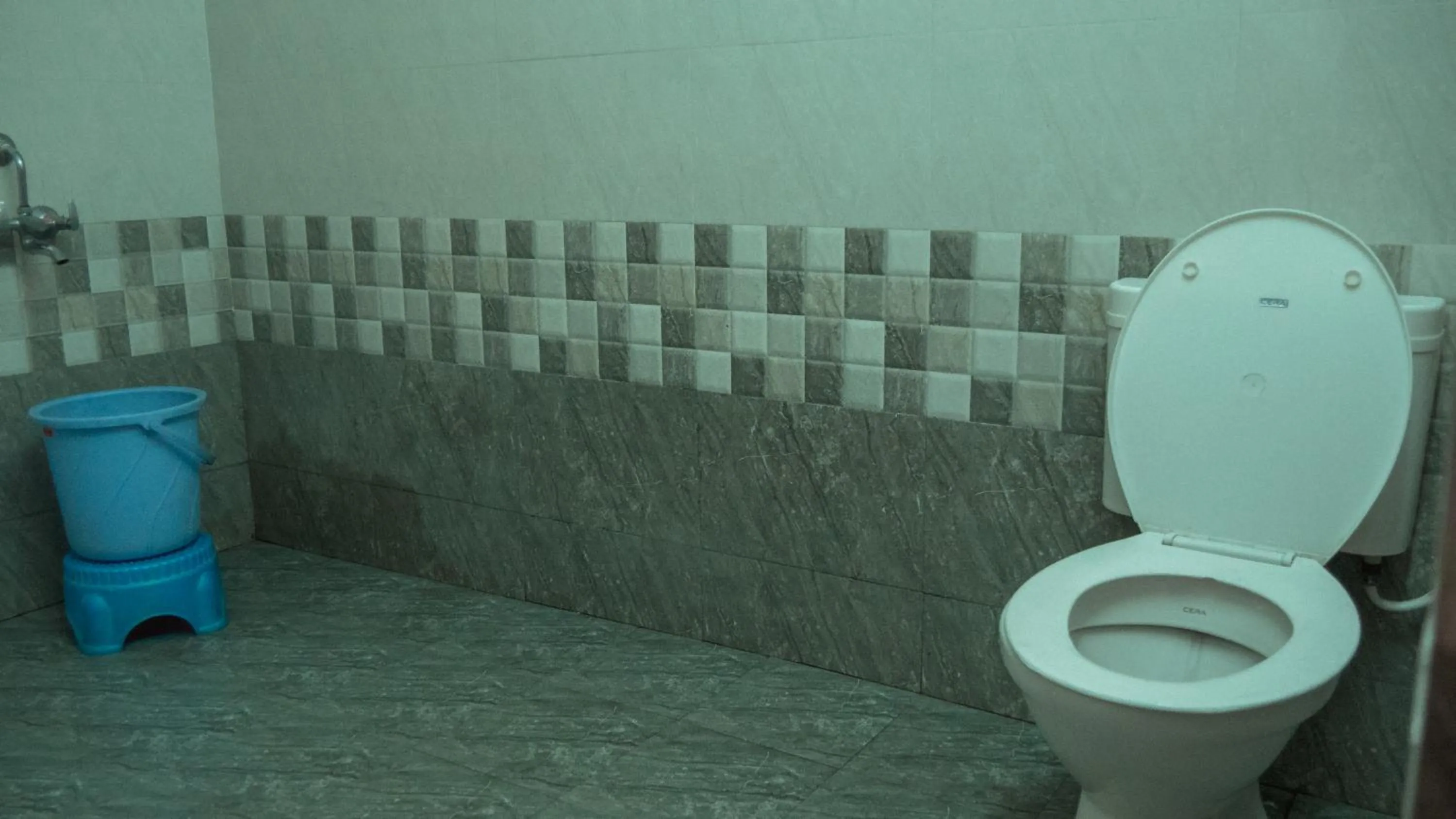 Bathroom in Tuk Tuk Backpackers- Near Jaipur Train Station