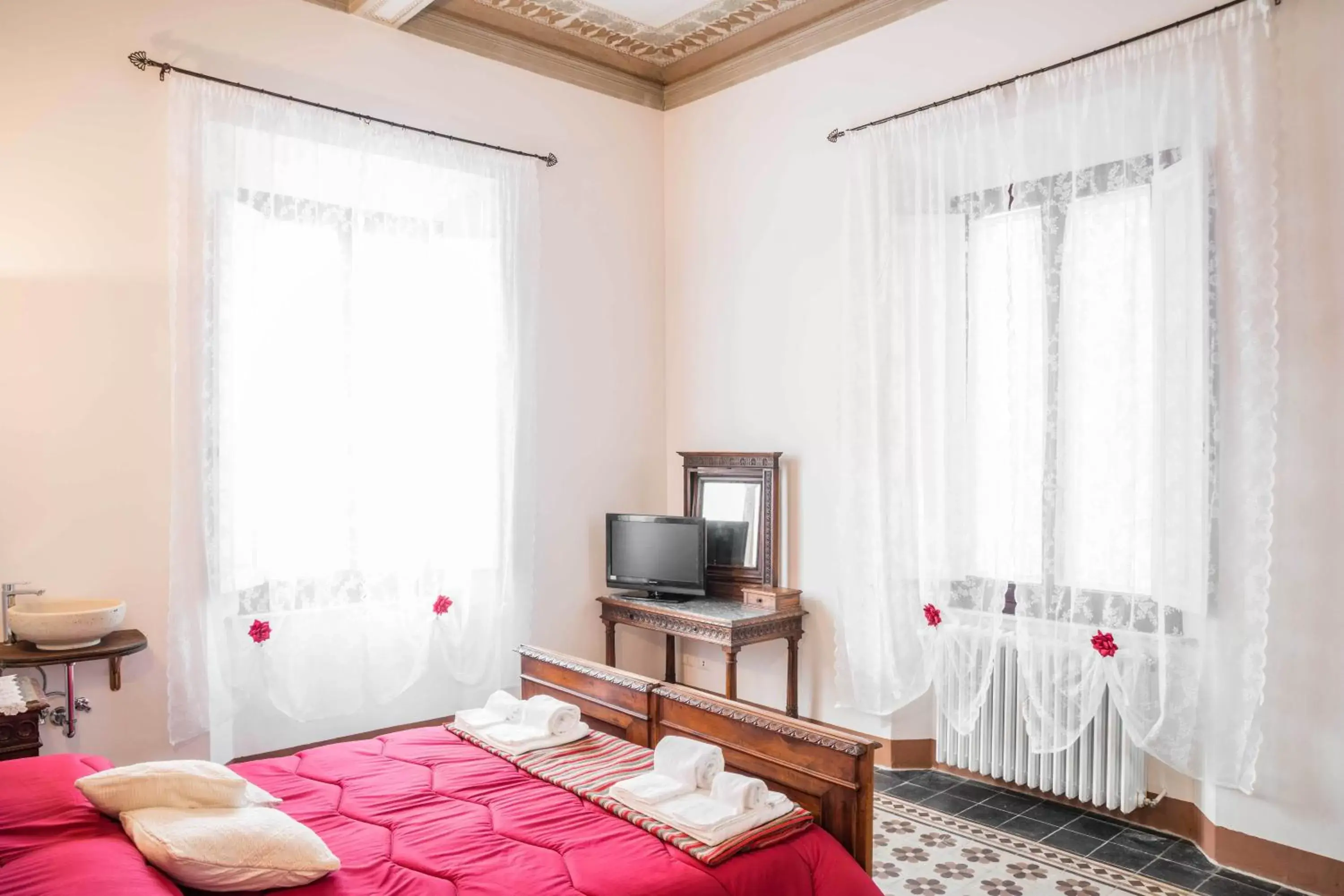 Double Room with Private External Bathroom in La Chicca B&B Siena