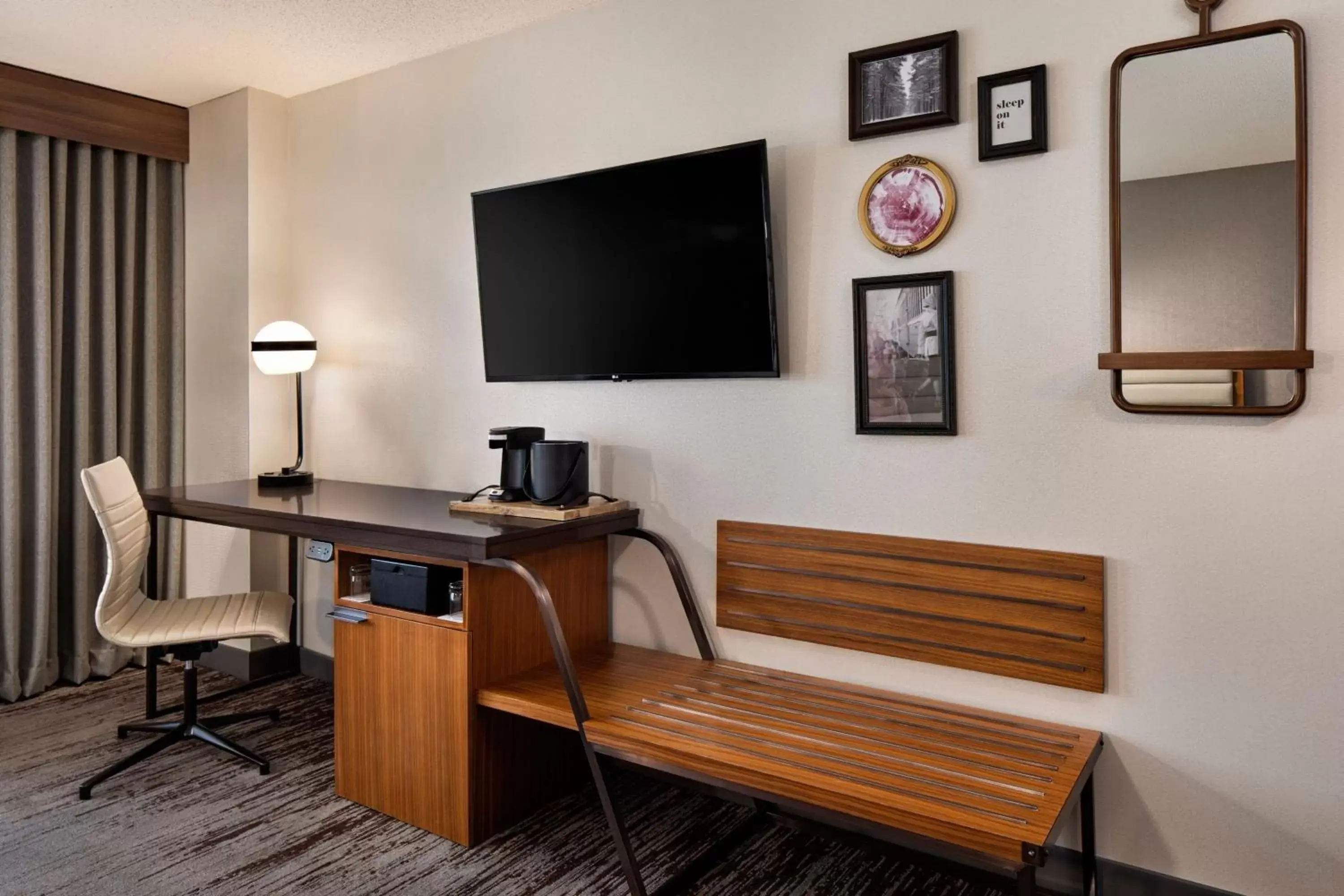 Photo of the whole room, TV/Entertainment Center in Renaissance Minneapolis Hotel, The Depot