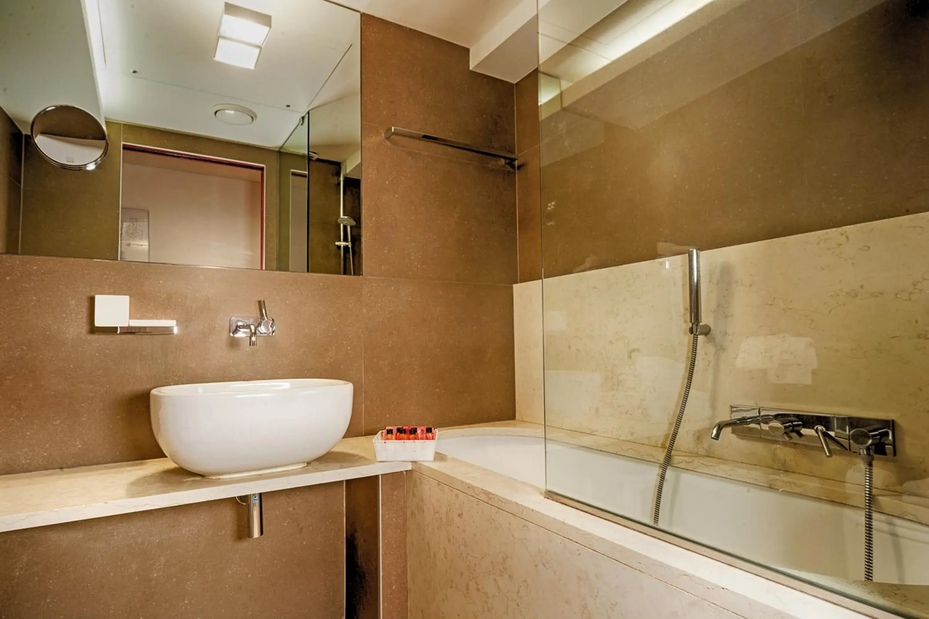 Shower, Bathroom in Savoy Hotel