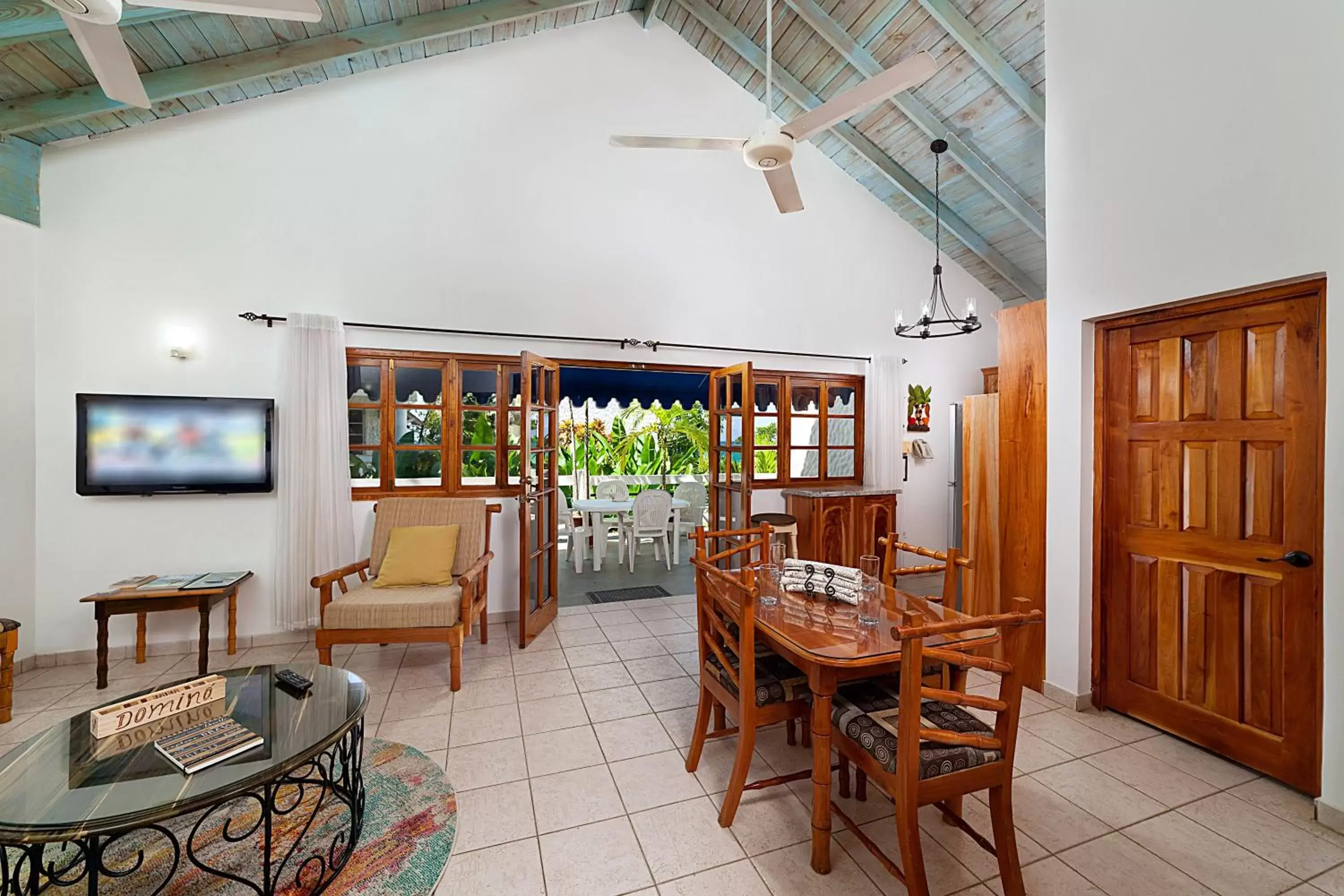 Dining area, Restaurant/Places to Eat in Beach House Condos, Negril