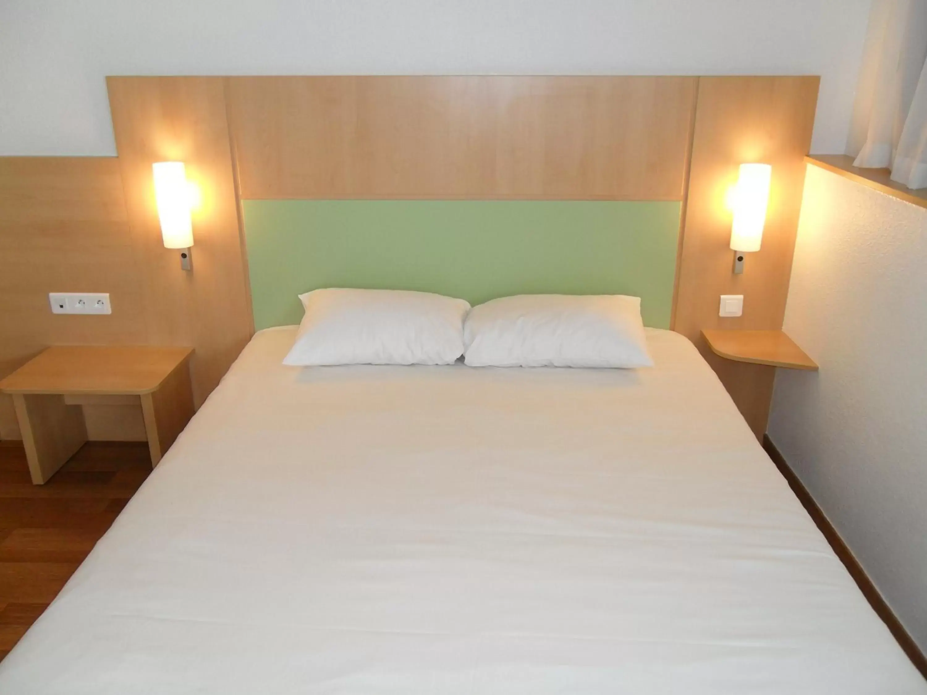 Photo of the whole room, Bed in ibis budget Site du Futuroscope