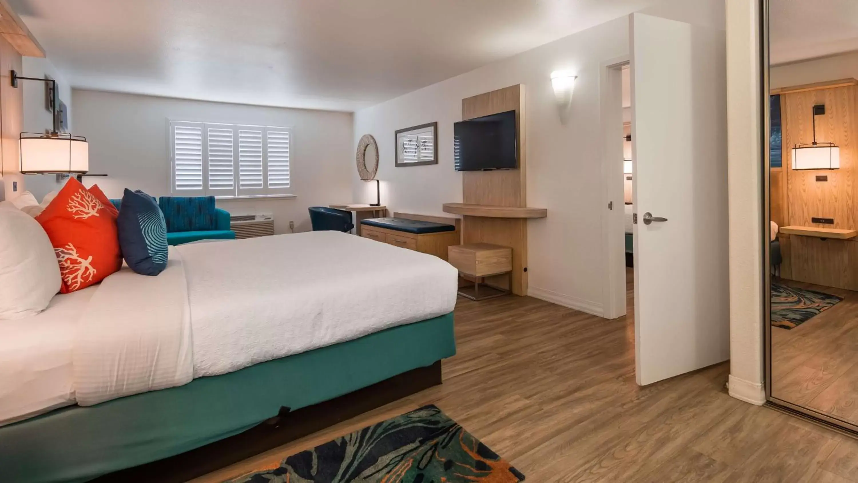 Photo of the whole room, Bed in Best Western Plus Capitola By-the-Sea Inn & Suites