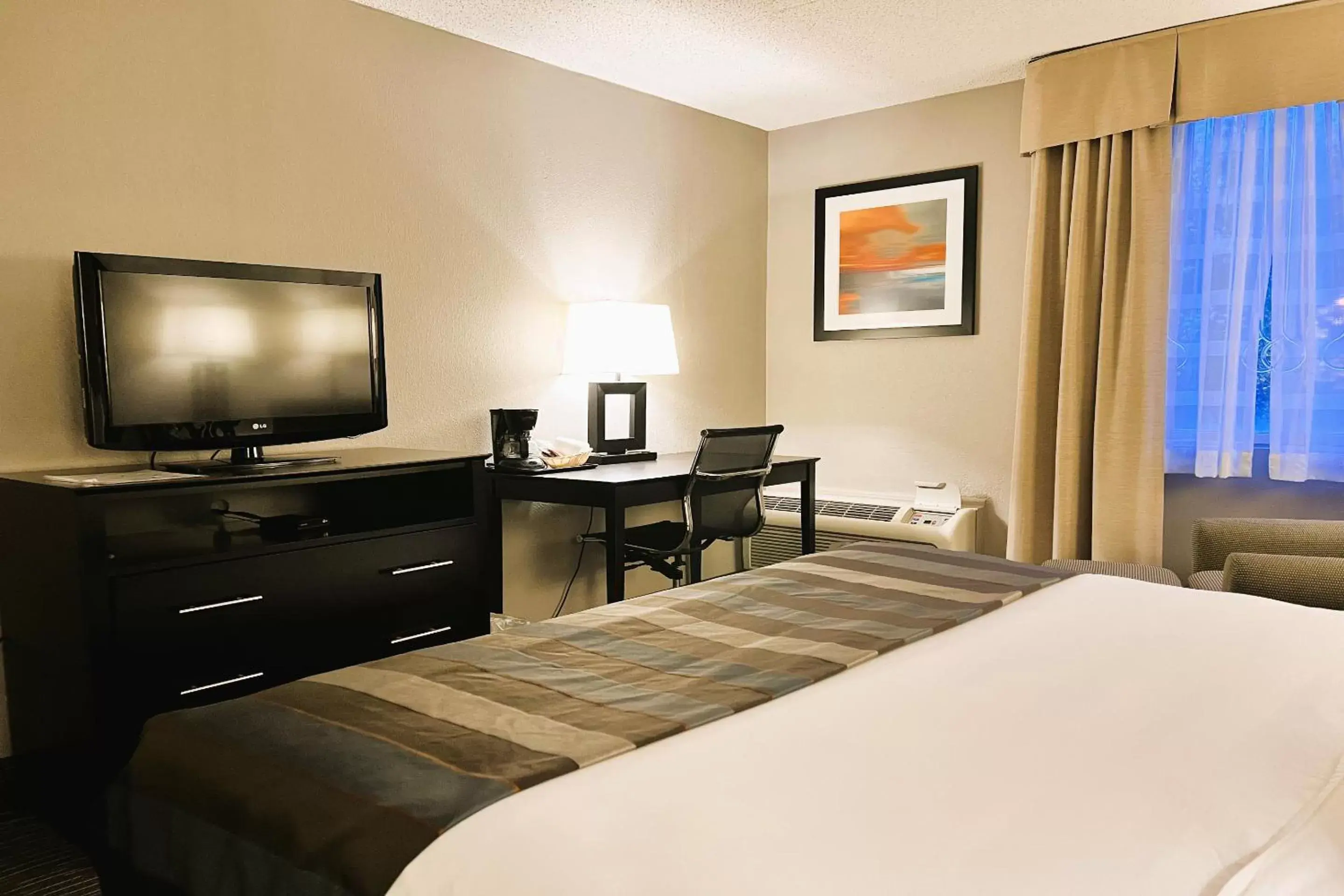 Bedroom, TV/Entertainment Center in The Plaza On The Pike Hotel Atlantic City West by OYO