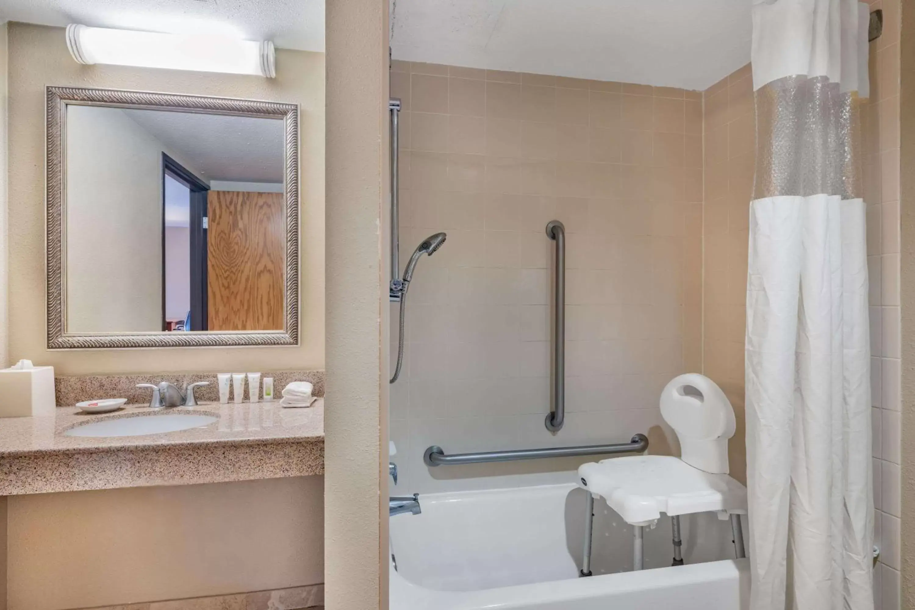 Bathroom in La Quinta by Wyndham Minneapolis-Minnetonka