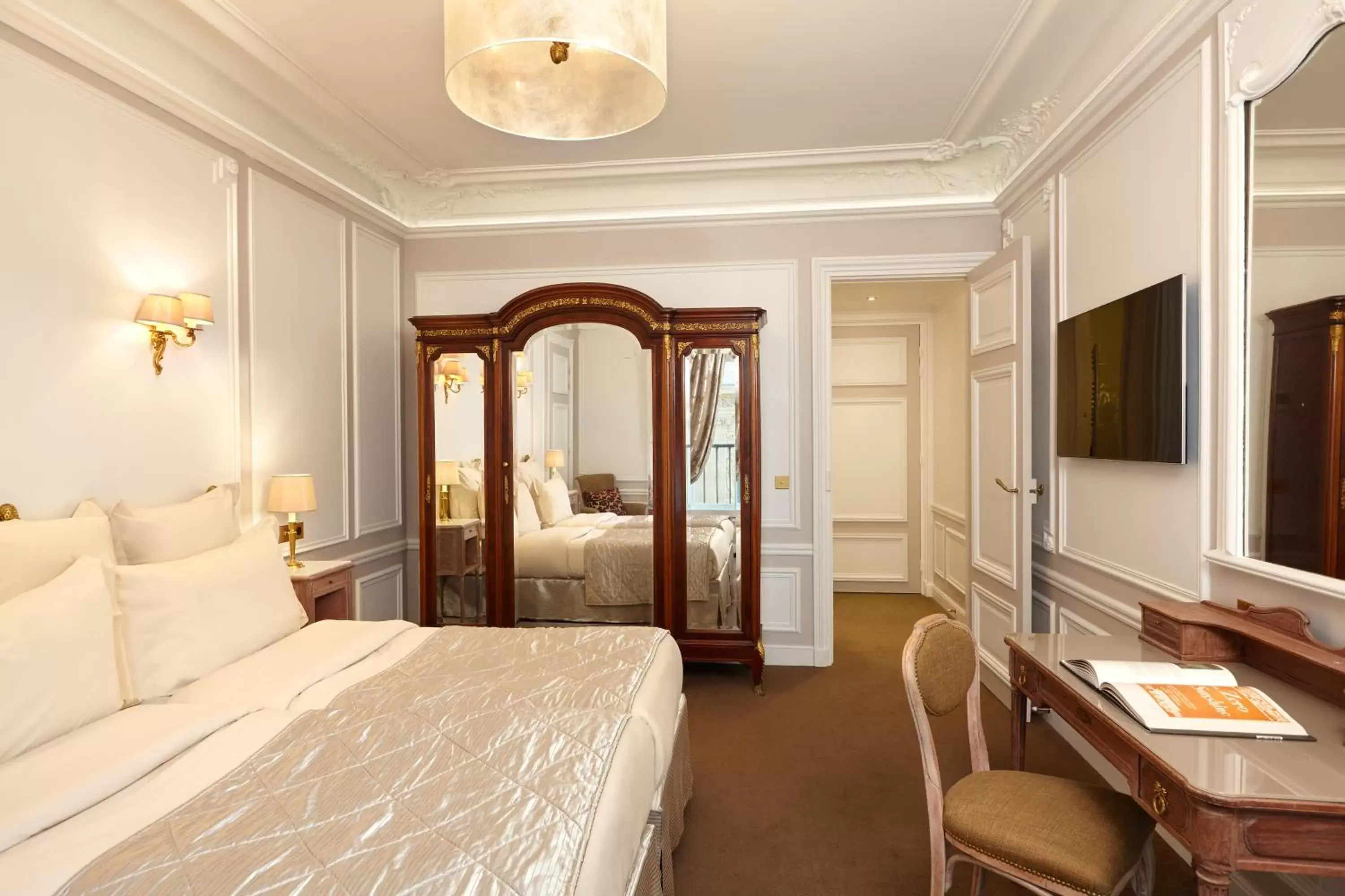 Bedroom, Room Photo in Hôtel Regina Louvre