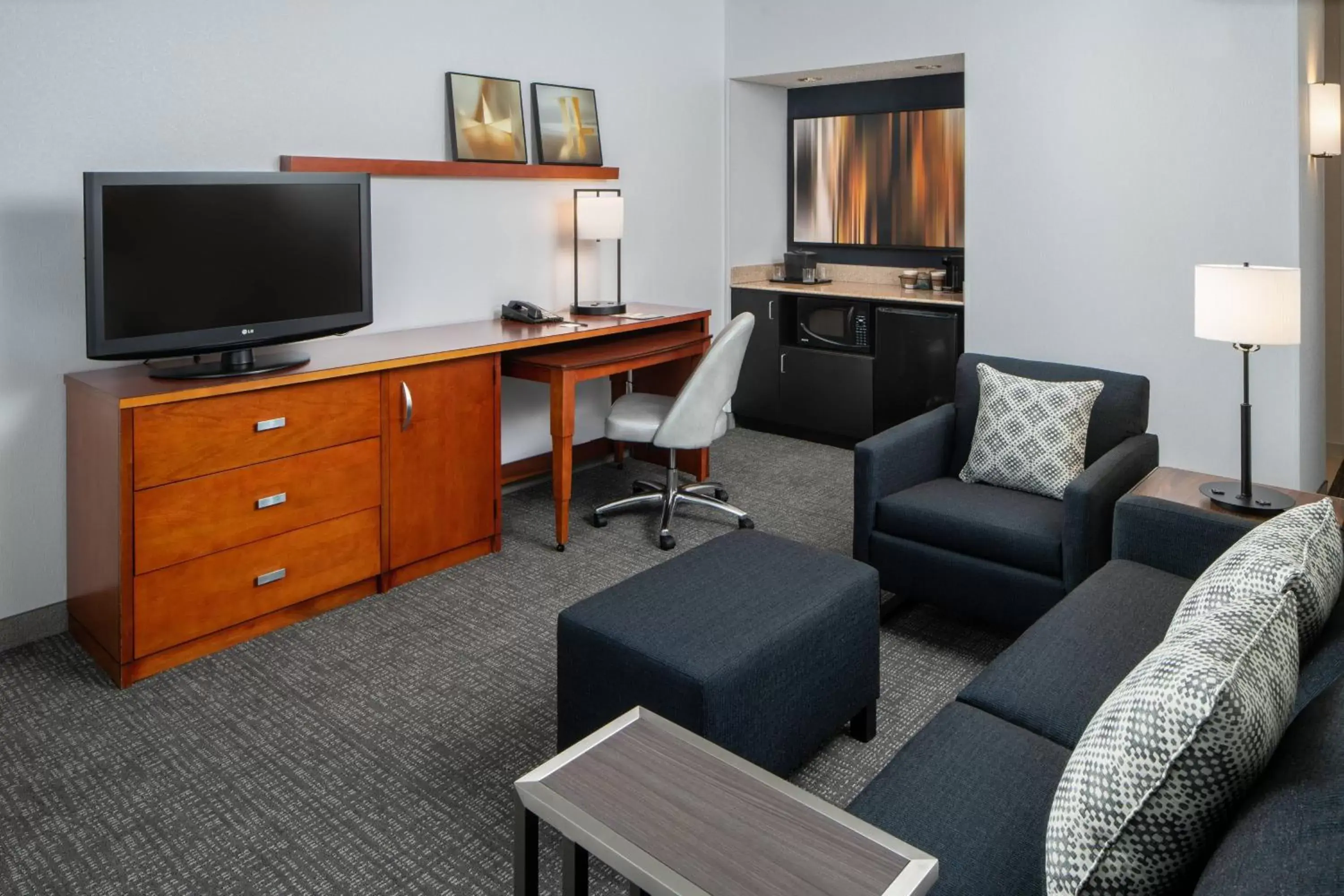 Living room, TV/Entertainment Center in Courtyard by Marriott Dulles Airport Herndon/Reston