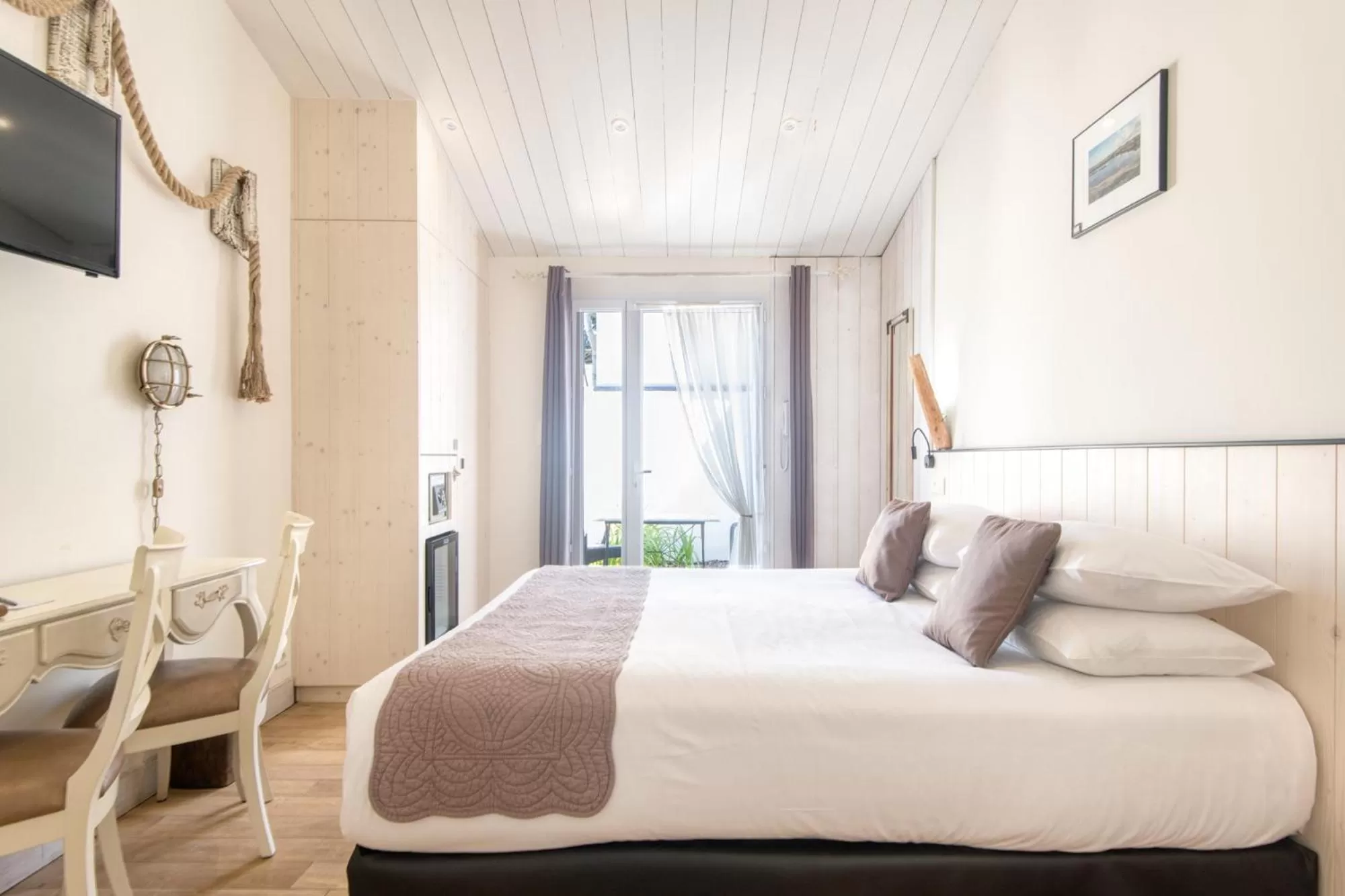 Bed in Hôtel Restaurant & Spa Plaisir