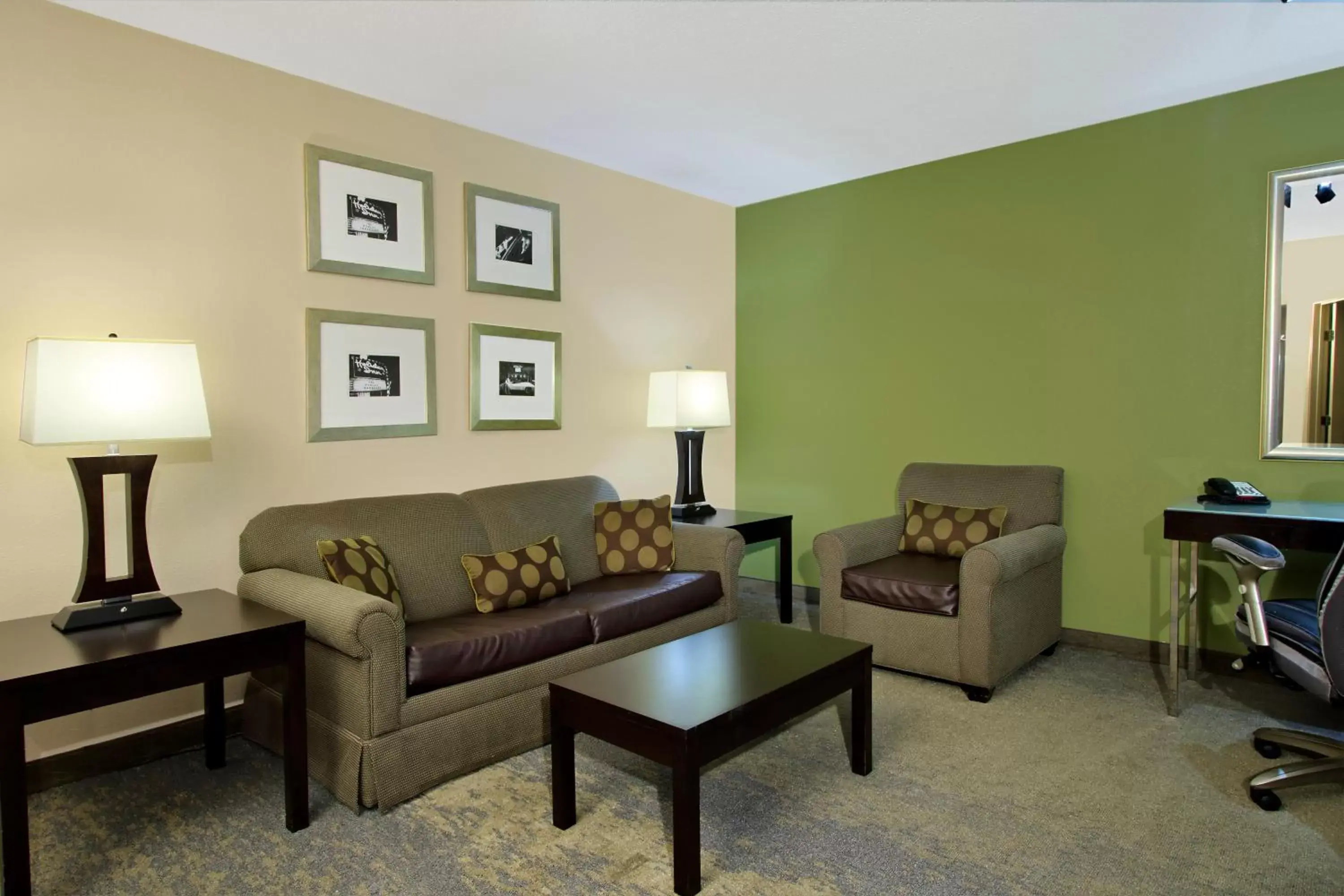 Photo of the whole room, Seating Area in Holiday Inn Metairie New Orleans, an IHG Hotel