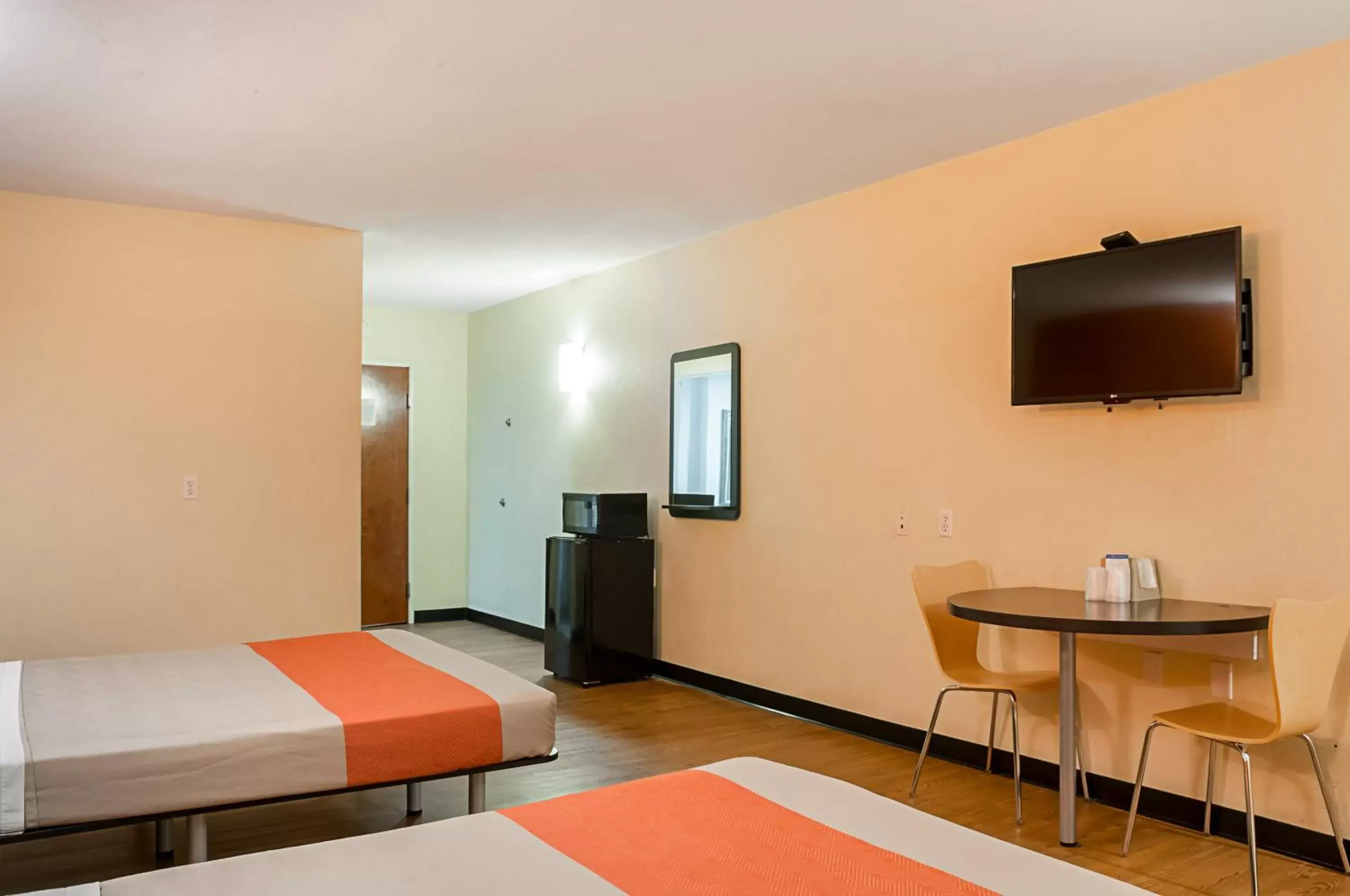 Bedroom, TV/Entertainment Center in Motel 6-New Orleans, LA - Near Downtown