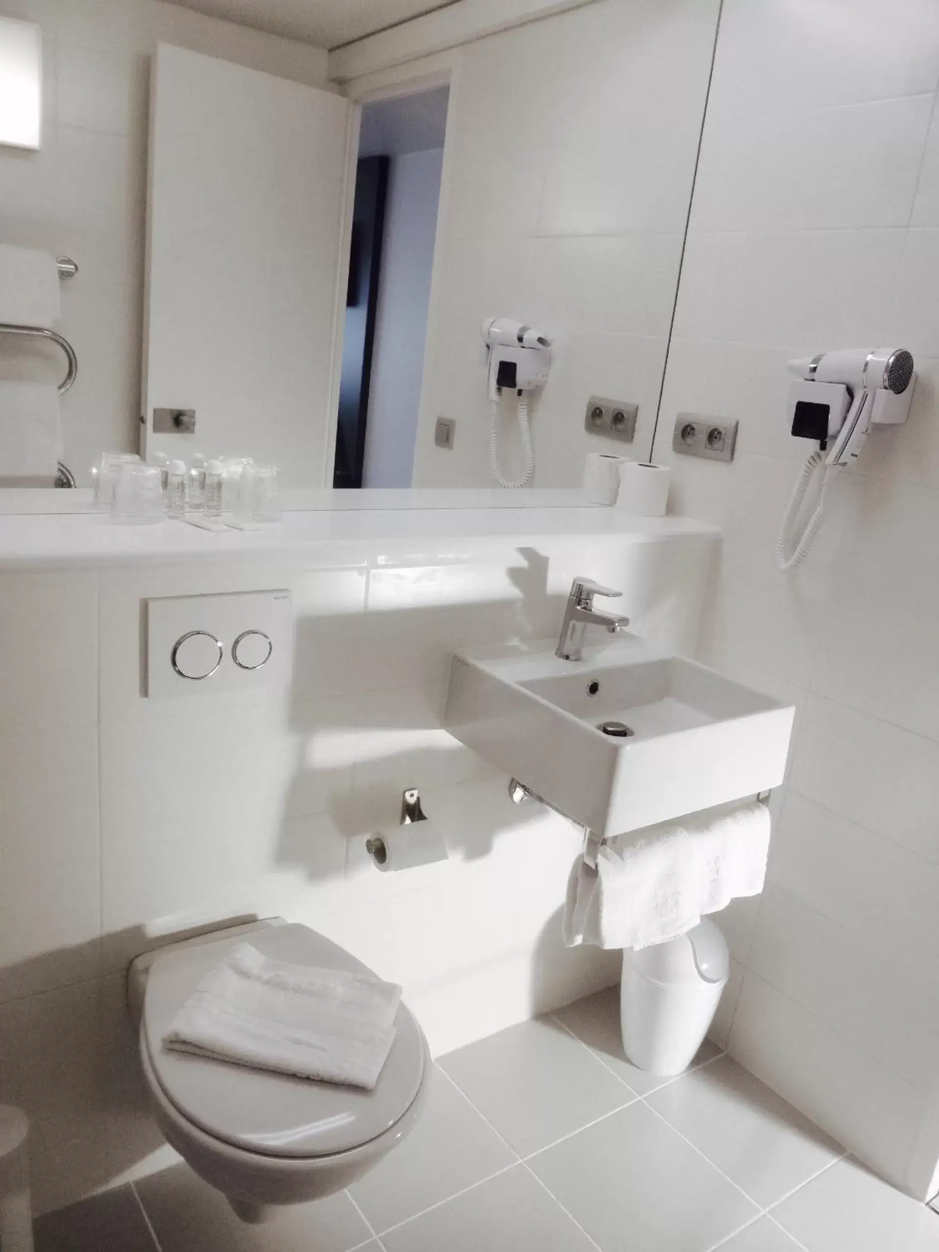 Toilet, Bathroom in Hotel Pavillon des Gatines