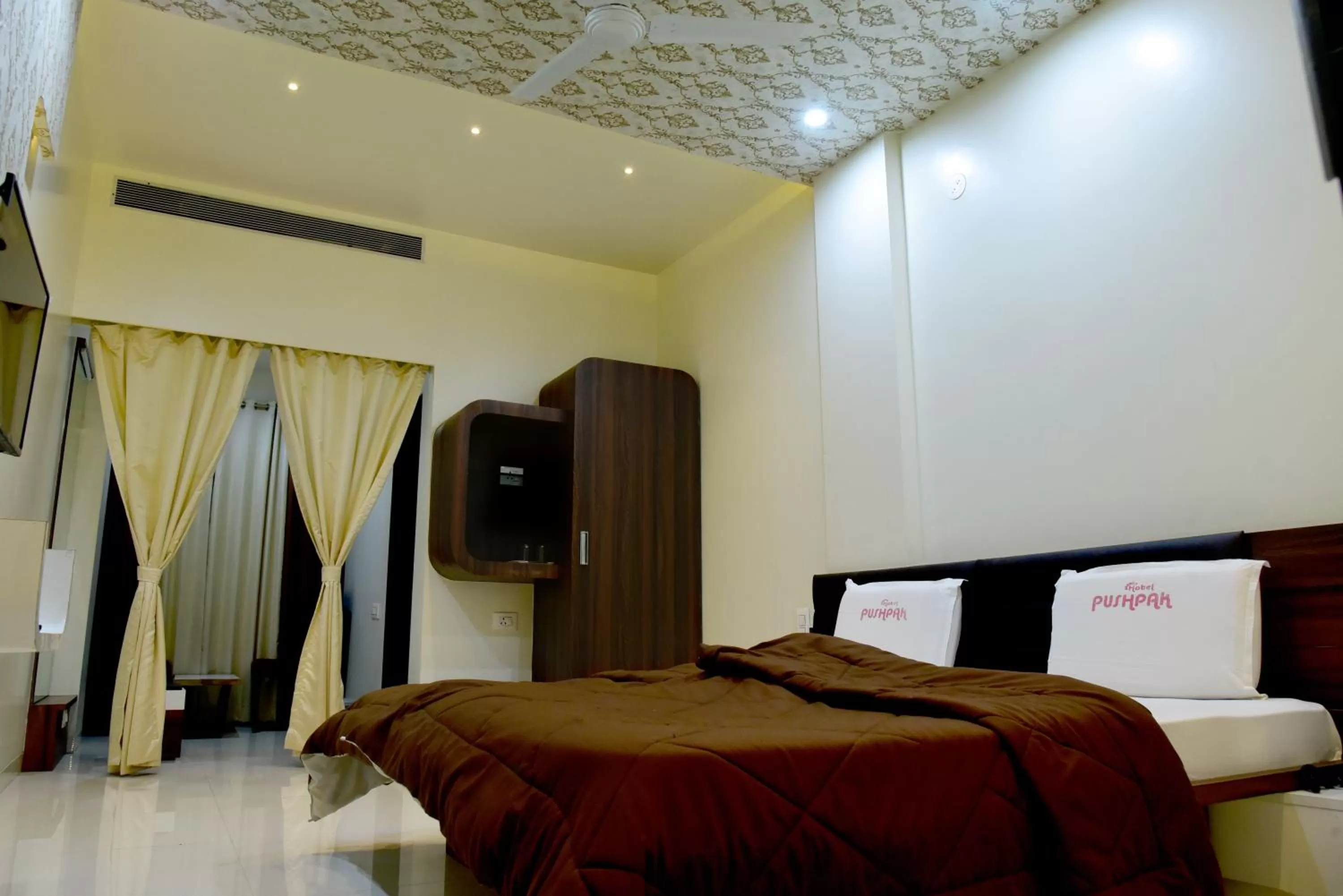 Bed in Hotel Pushpak