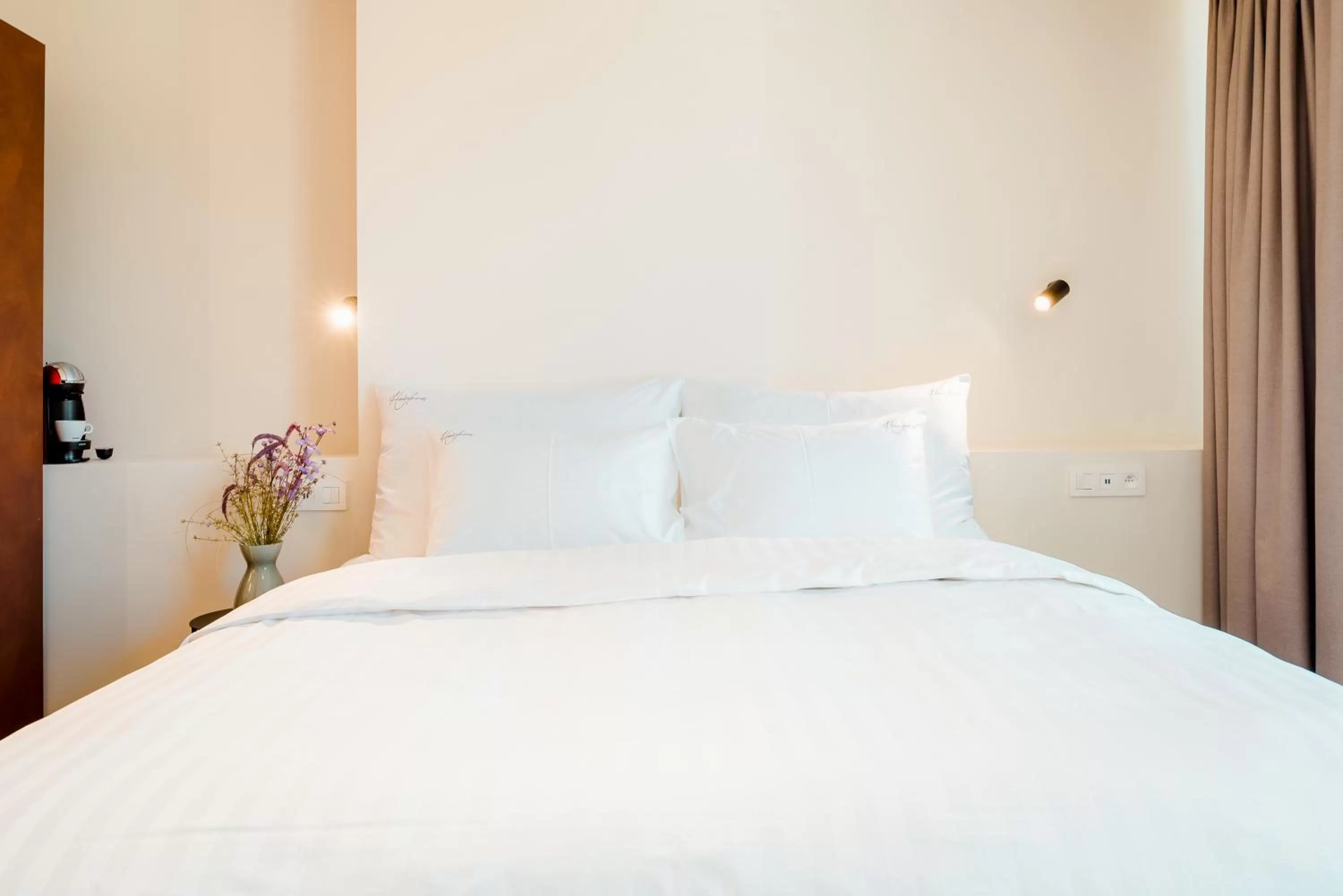 Bed in Heirloom - The Librarian