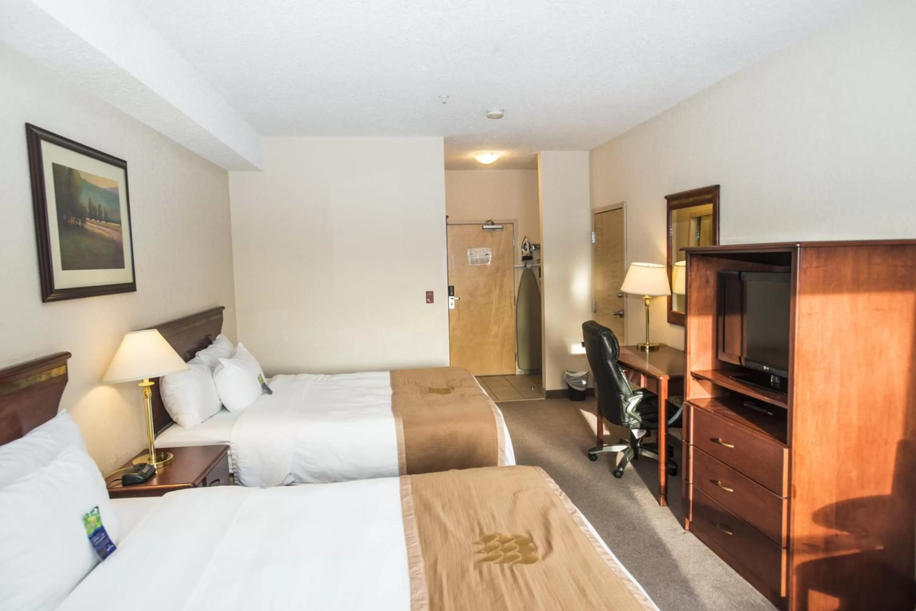 Bed in Lakeview Inns & Suites - Chetwynd