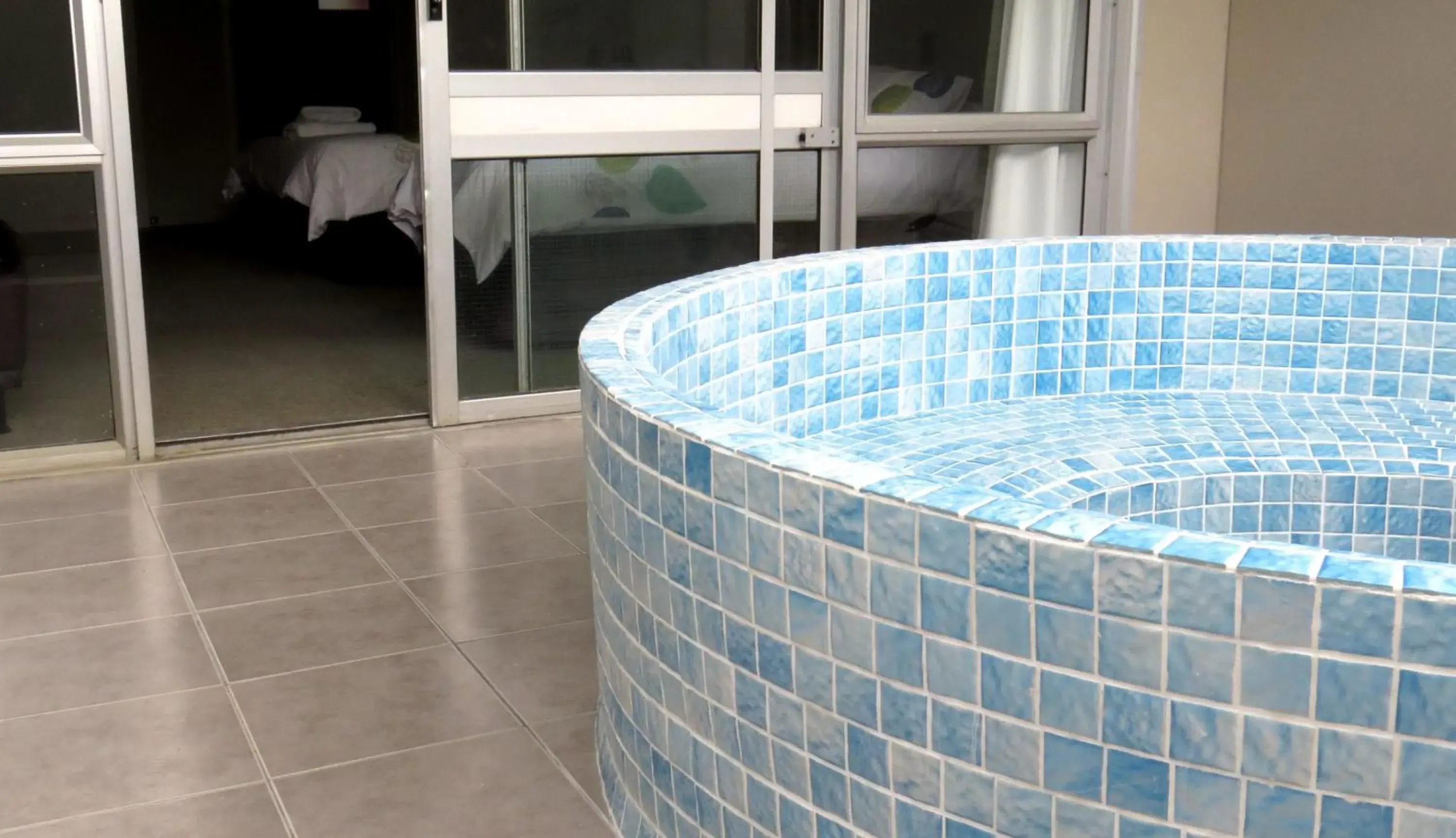 Hot Tub, Bathroom in Kuirau Park Motor Lodge