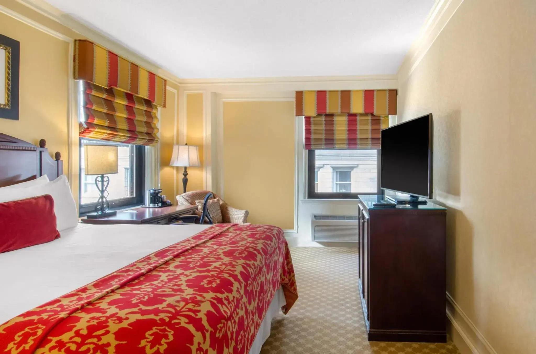 Photo of the whole room, TV/Entertainment Center in Boston Omni Parker House Hotel