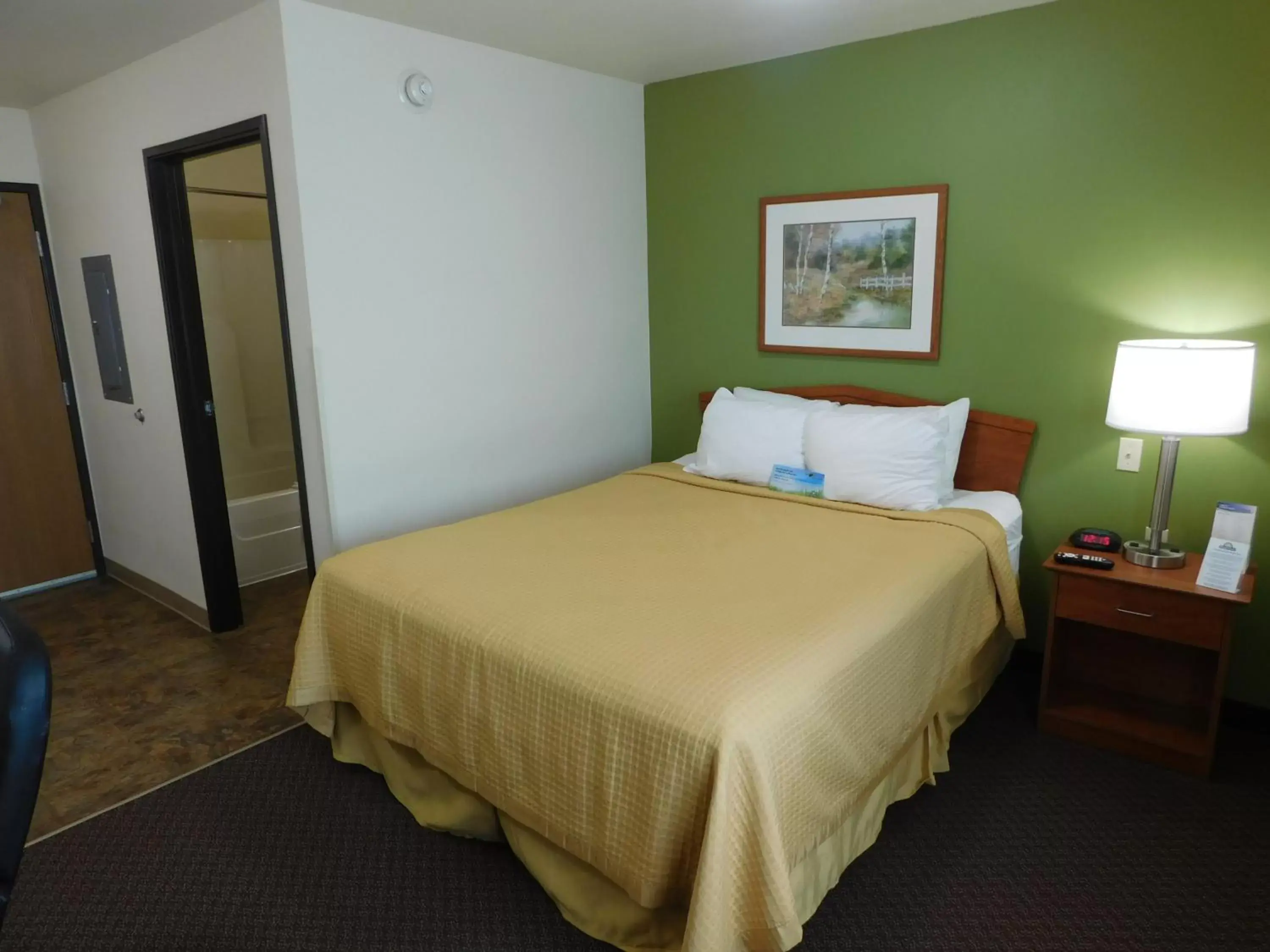 Bedroom, Bed in Days Inn & Suites by Wyndham Rochester South