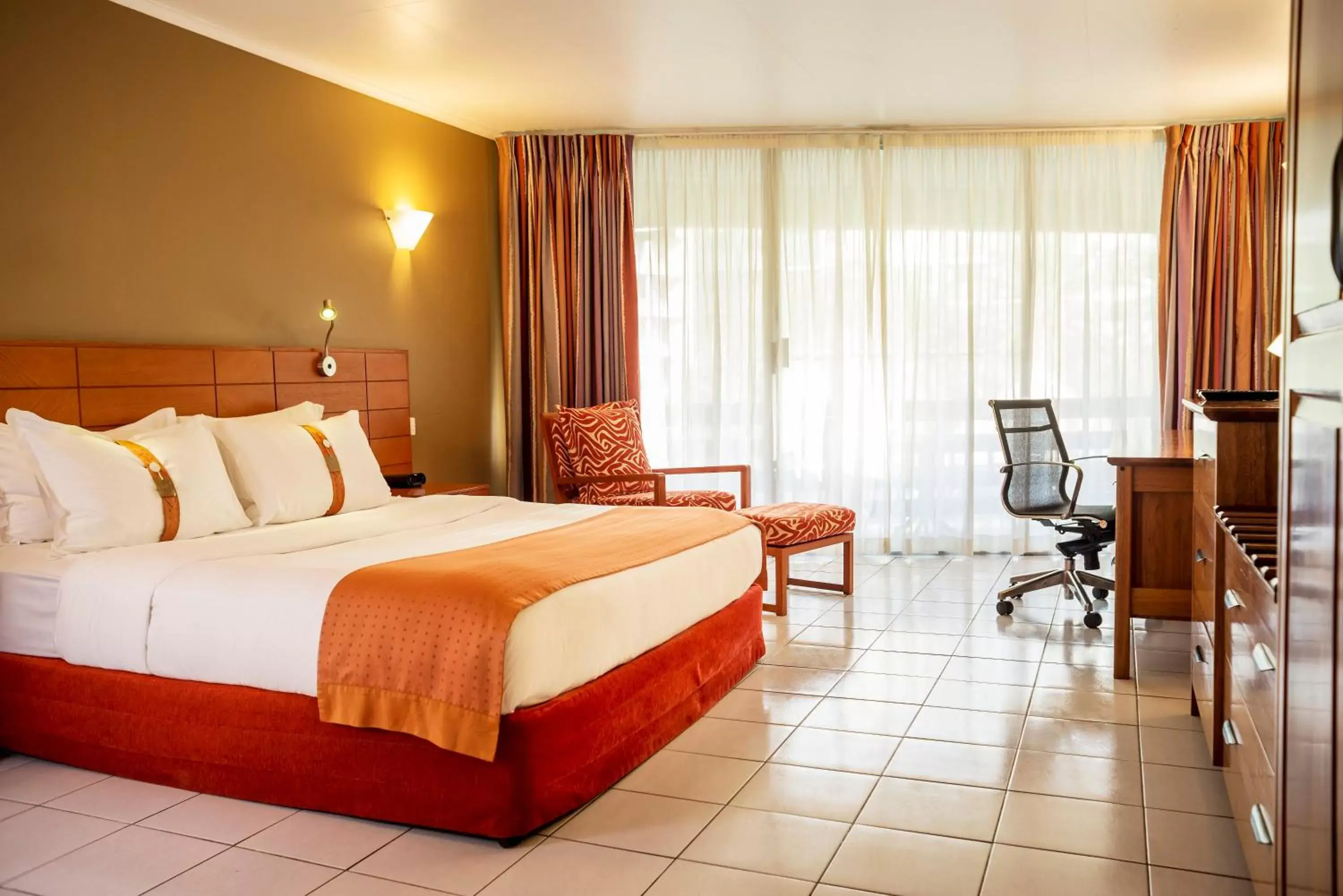 Photo of the whole room, Bed in Holiday Inn & Suites Port Moresby, an IHG Hotel