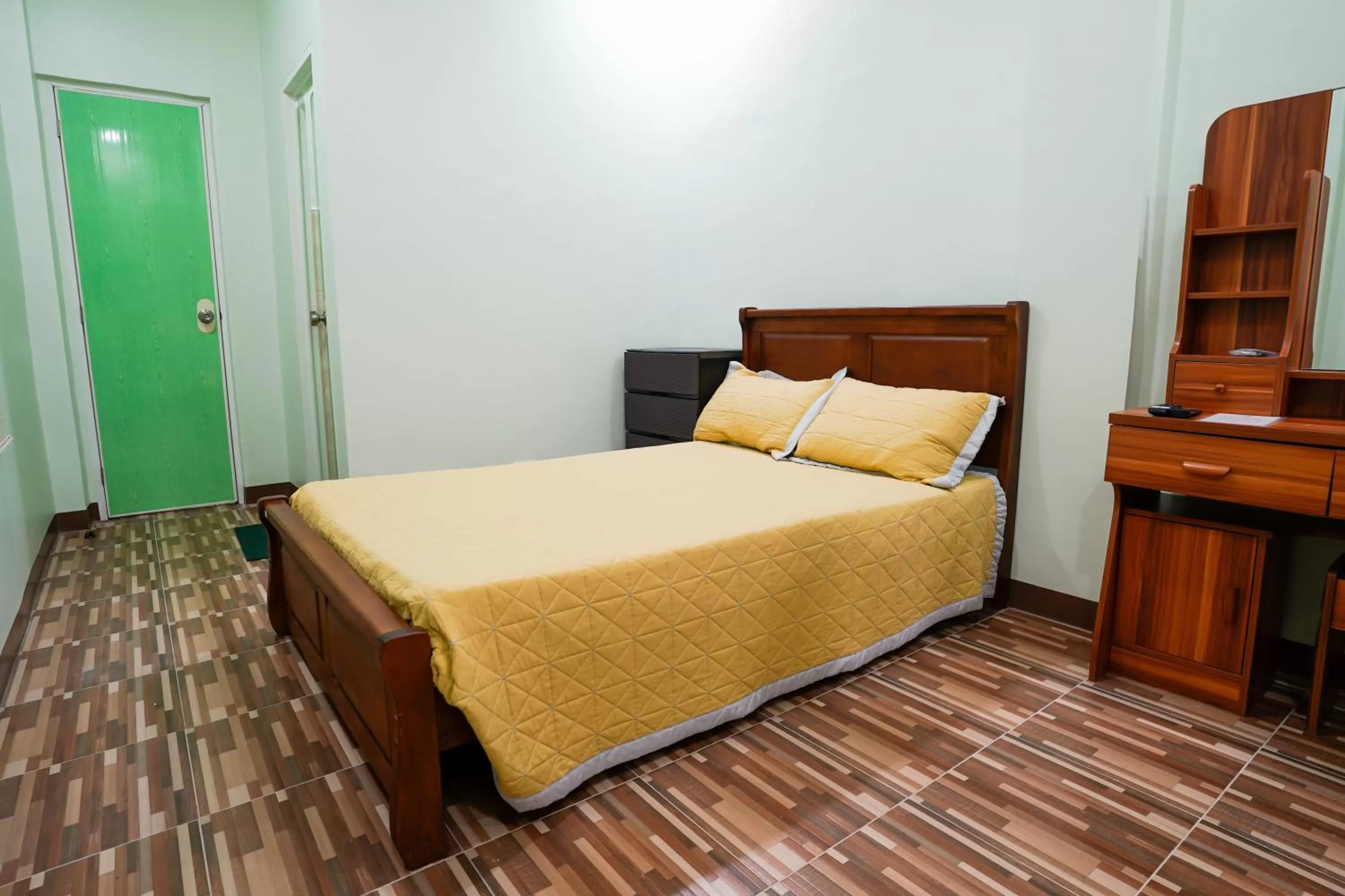 Bedroom, Bed in MS Mountain Cabin