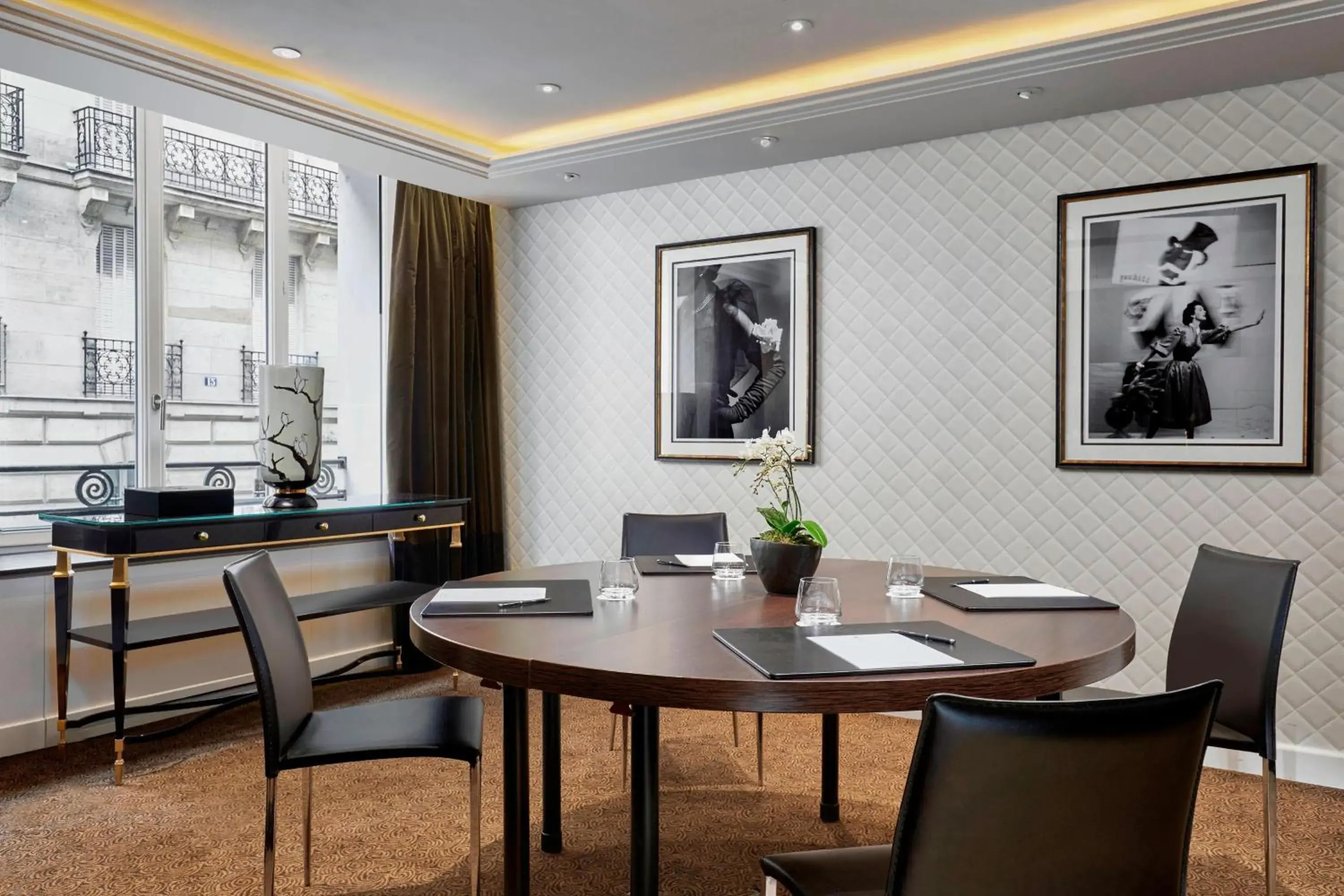 Meeting/conference room, Restaurant/Places to Eat in Prince de Galles, a Luxury Collection hotel, Paris