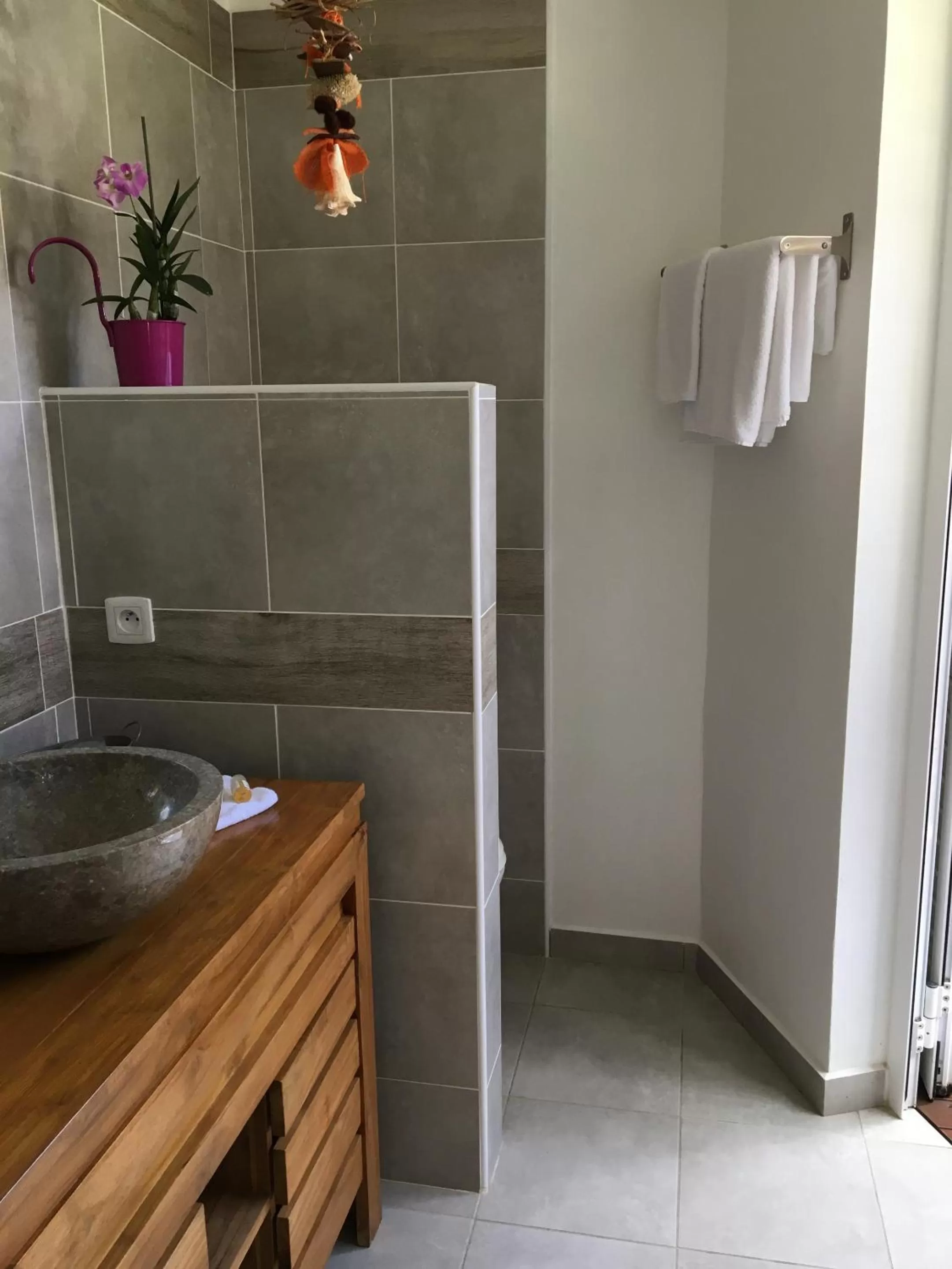 Bathroom in Chambres d'hôtes et villas chez Flo