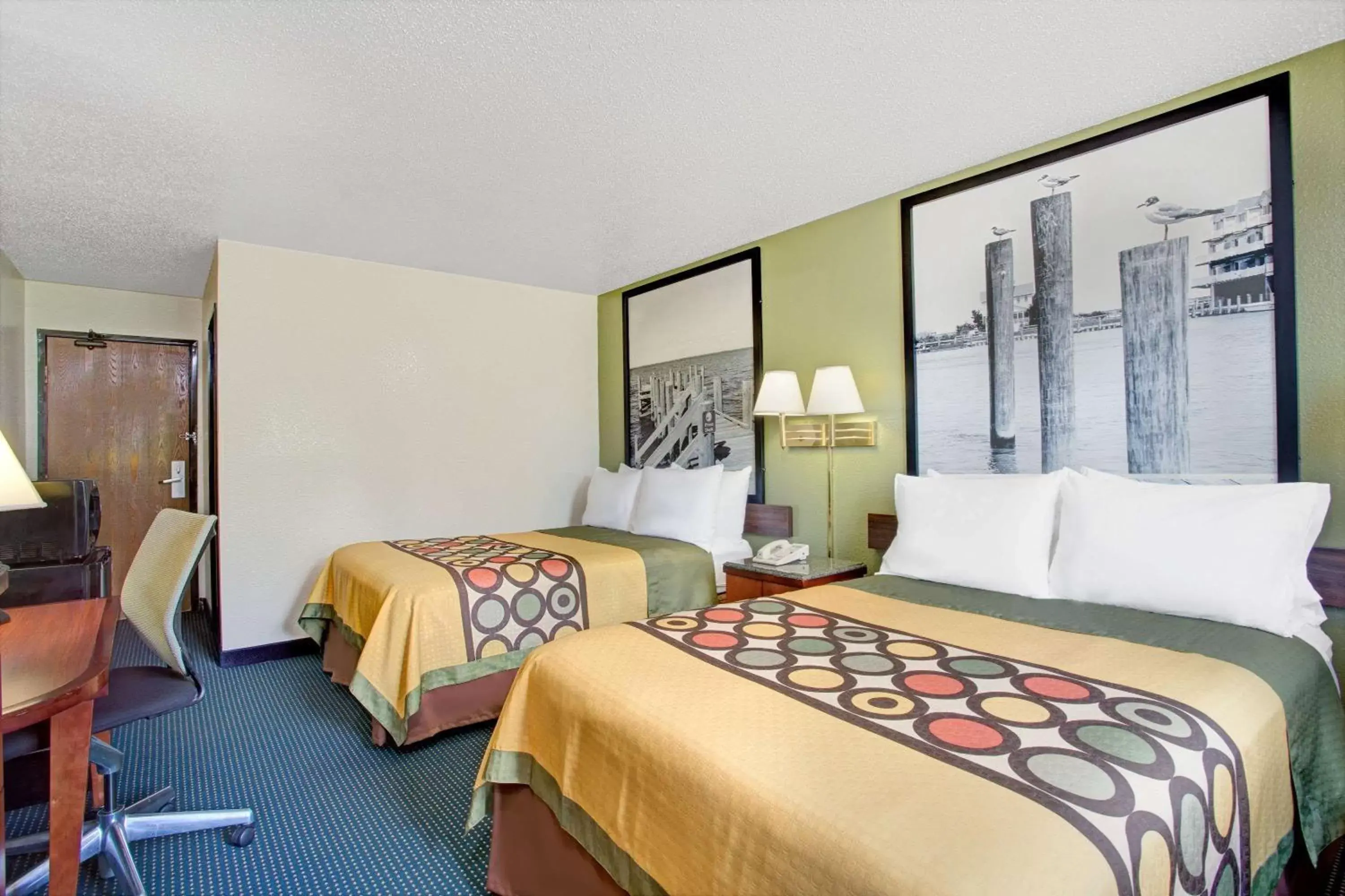 Photo of the whole room, Bed in Super 8 by Wyndham Newport News/Jefferson Ave.