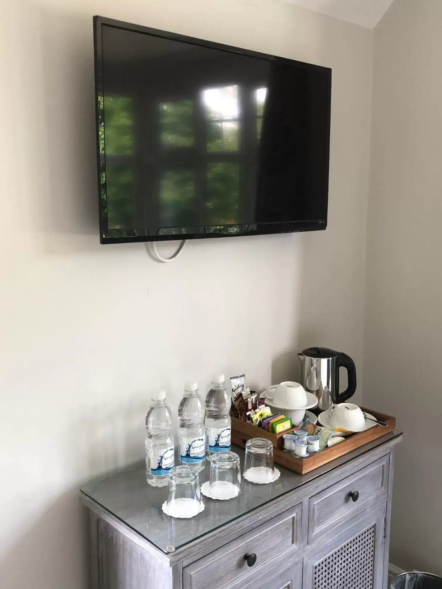 Coffee/tea facilities, TV/Entertainment Center in The Maple Manor Hotel and guest holiday parking