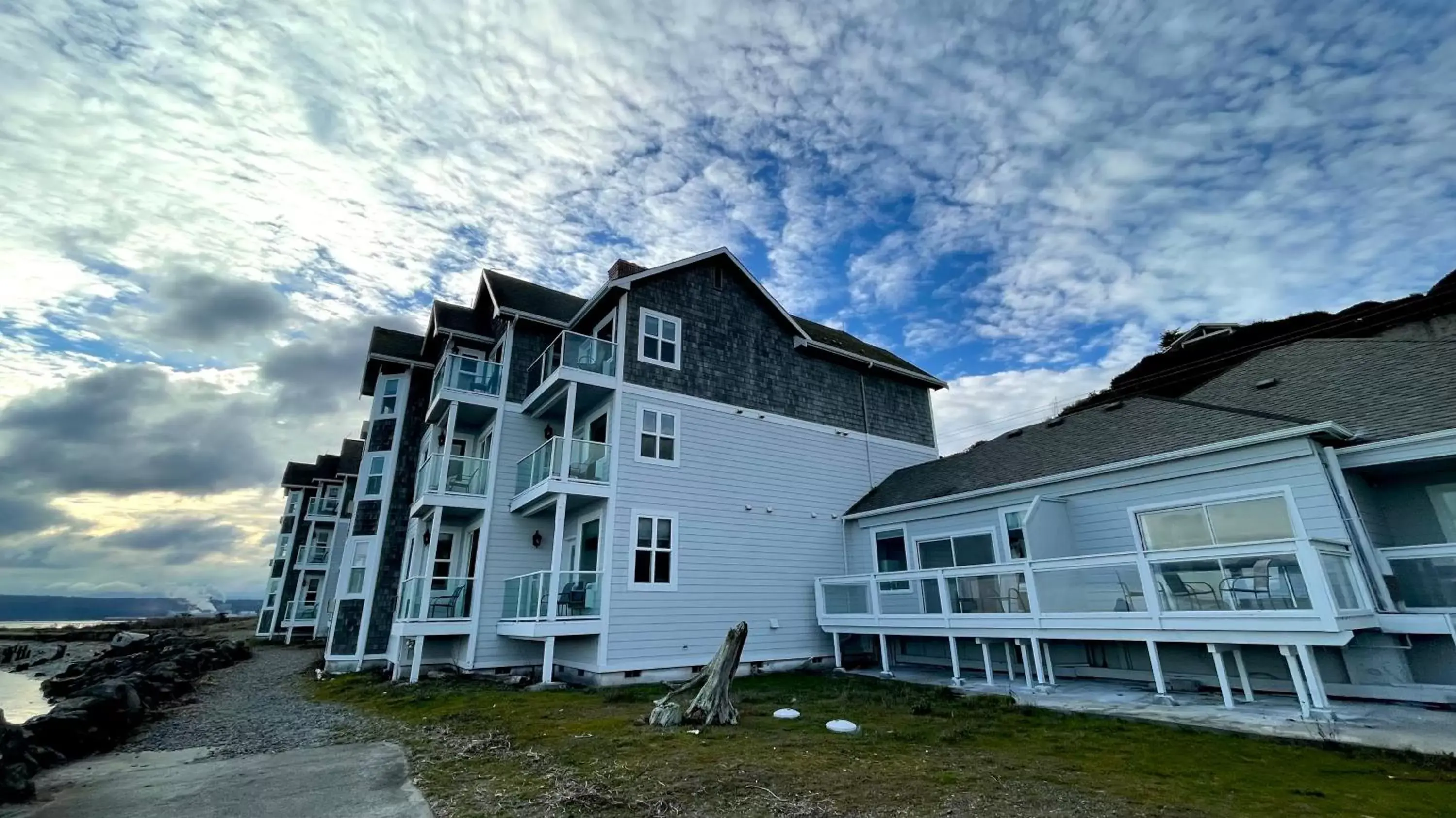 Property Building in Tides Inn & Suites
